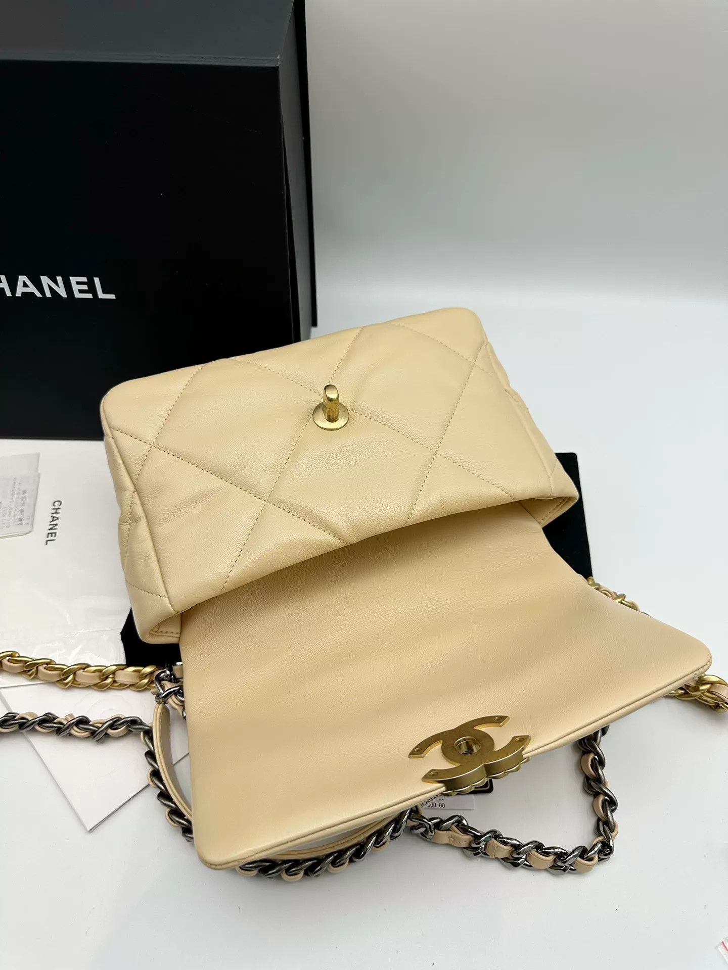 Chanel Pre-loved Bag Very good condition Size ONE SIZE - 6 Thumbnail