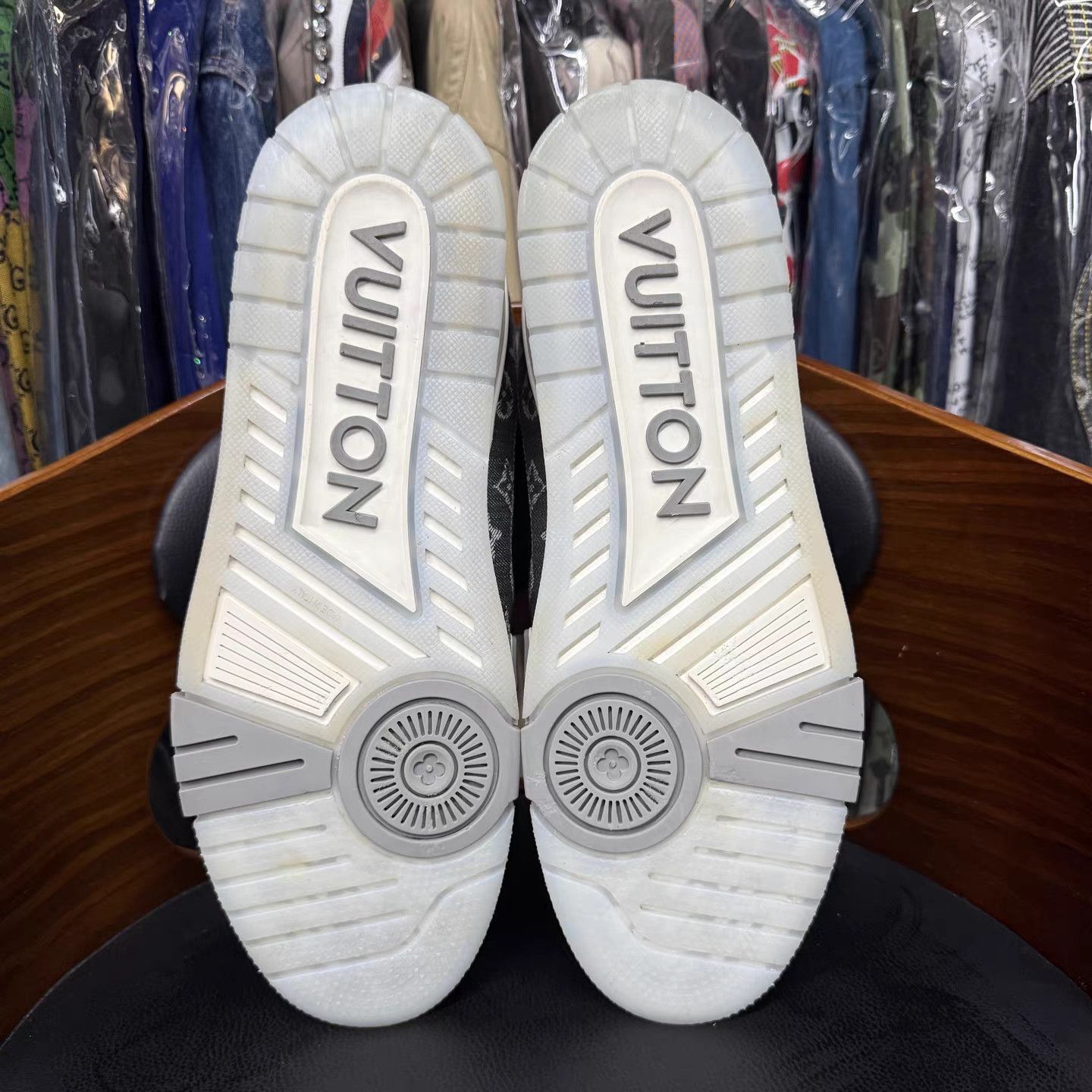 Louis Vuitton Gray Low-Top Sneakers Size 10 Size US 10 / EU 43 - 9 Thumbnail