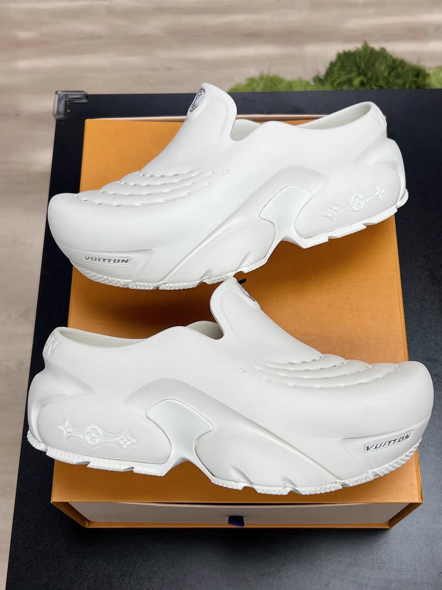 Louis Vuitton White Slip-On Shoes Size 8 Size US 8 / EU 41 - 5 Thumbnail