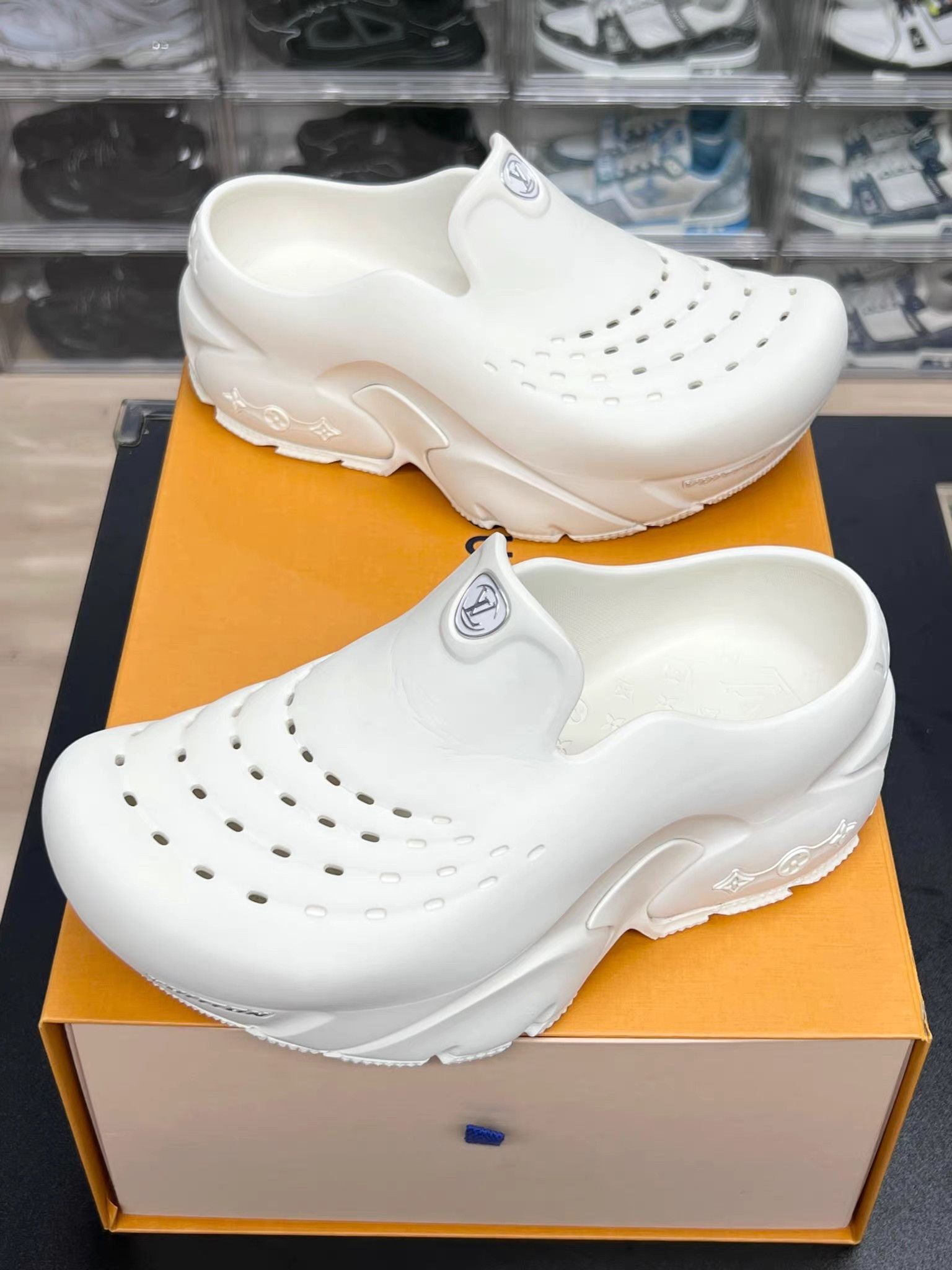 Louis Vuitton White Slip-On Shoes Size 8 Size US 8 / EU 41 - 2 Thumbnail