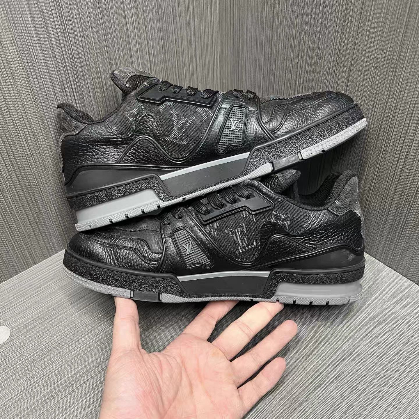 Louis Vuitton Black Hitop Sneakers with Textured Pattern Size US 7 / EU 40 - 4 Thumbnail