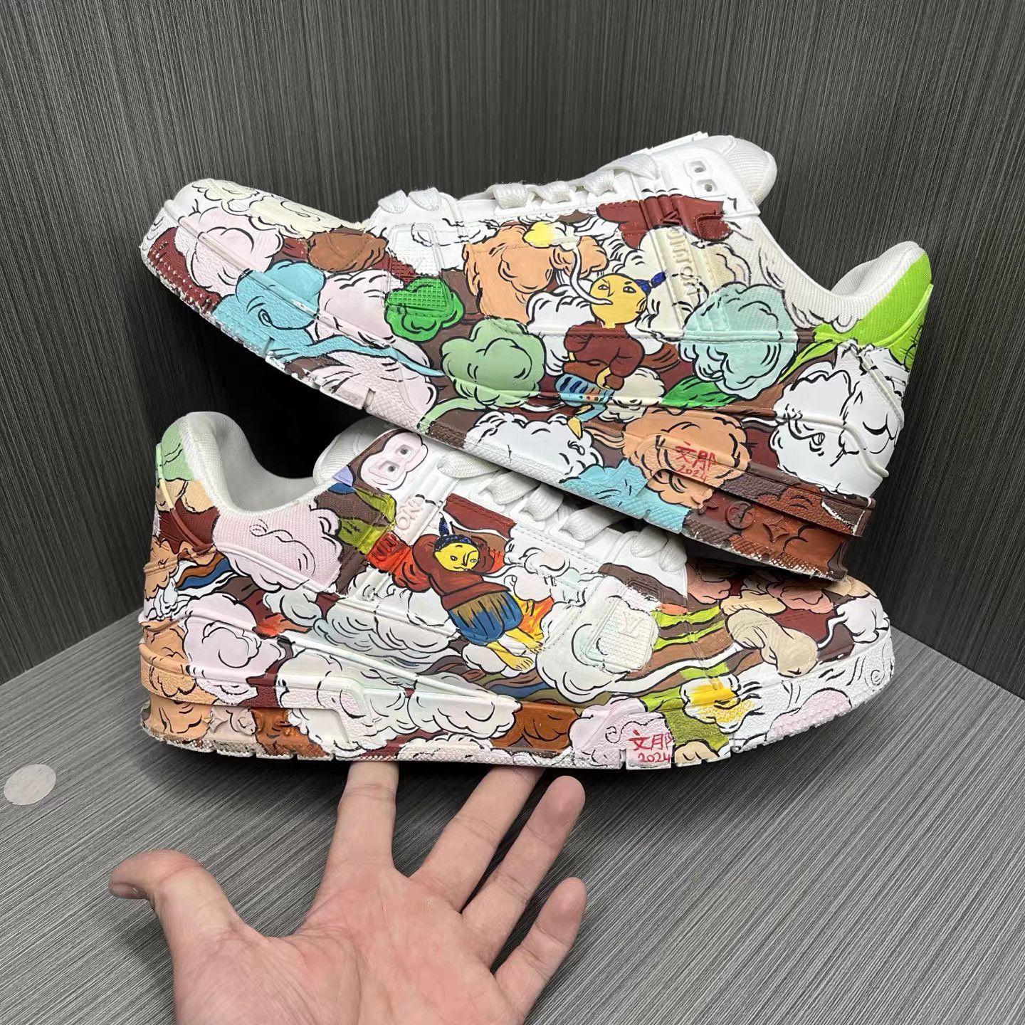 Louis Vuitton White Low-Top Sneakers with Colorful Cartoon Graphics Size US 11 / EU 44 - 5 Thumbnail