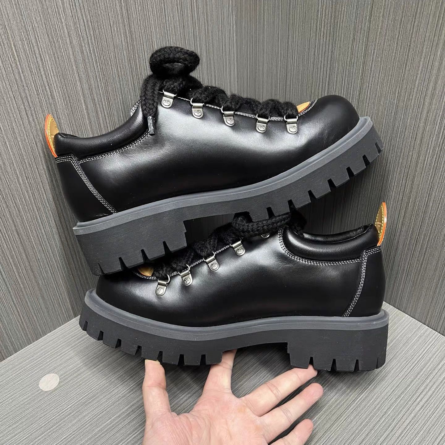 Louis Vuitton Black Leather Low-Top Sneakers Size 9 Size US 9 / EU 42 - 4 Thumbnail