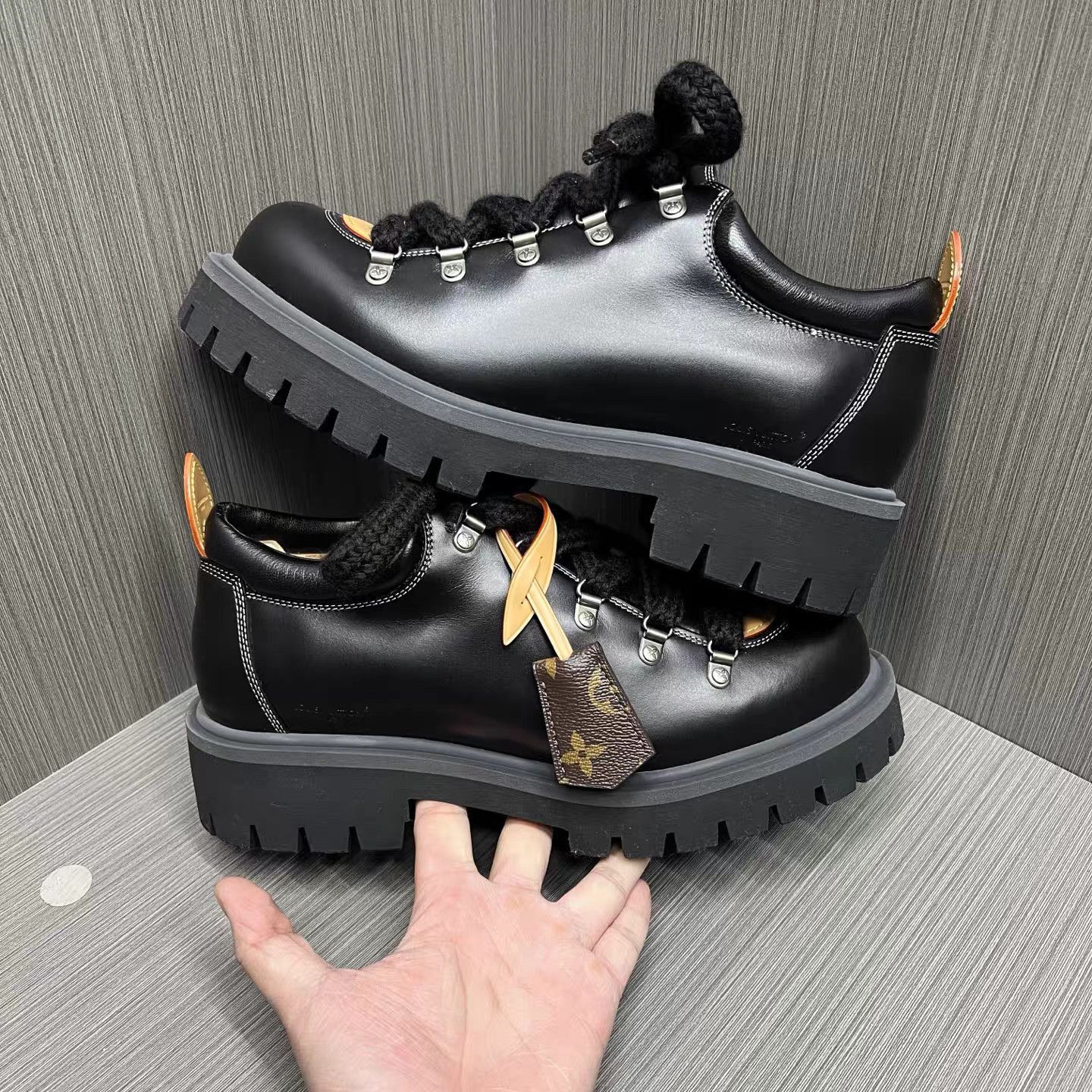 Louis Vuitton Black Leather Low-Top Sneakers Size 9 Size US 9 / EU 42 - 5 Thumbnail