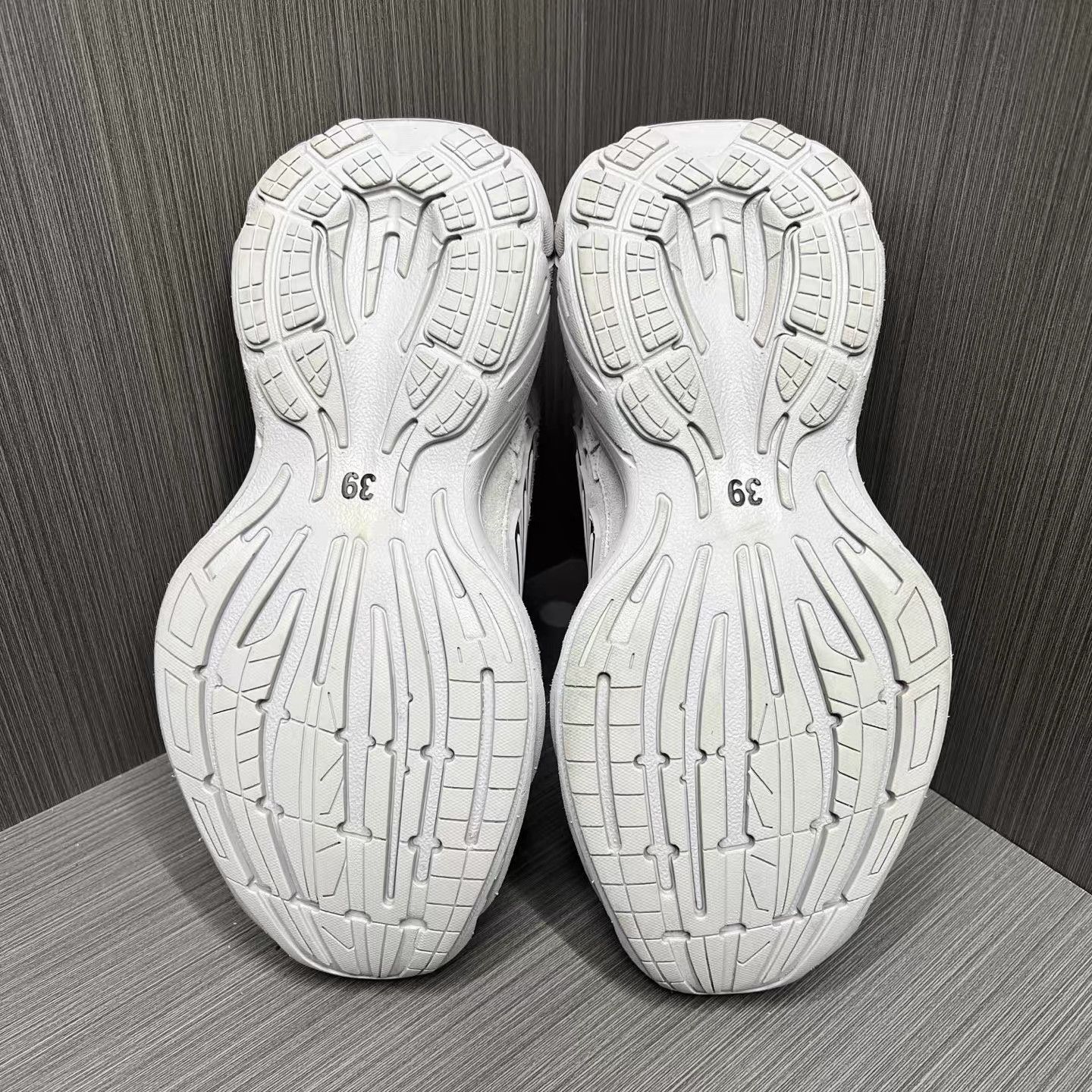 Balenciaga White Chunky Low-Top Sneakers Size 6 Size US 6 / EU 39 - 6 Thumbnail