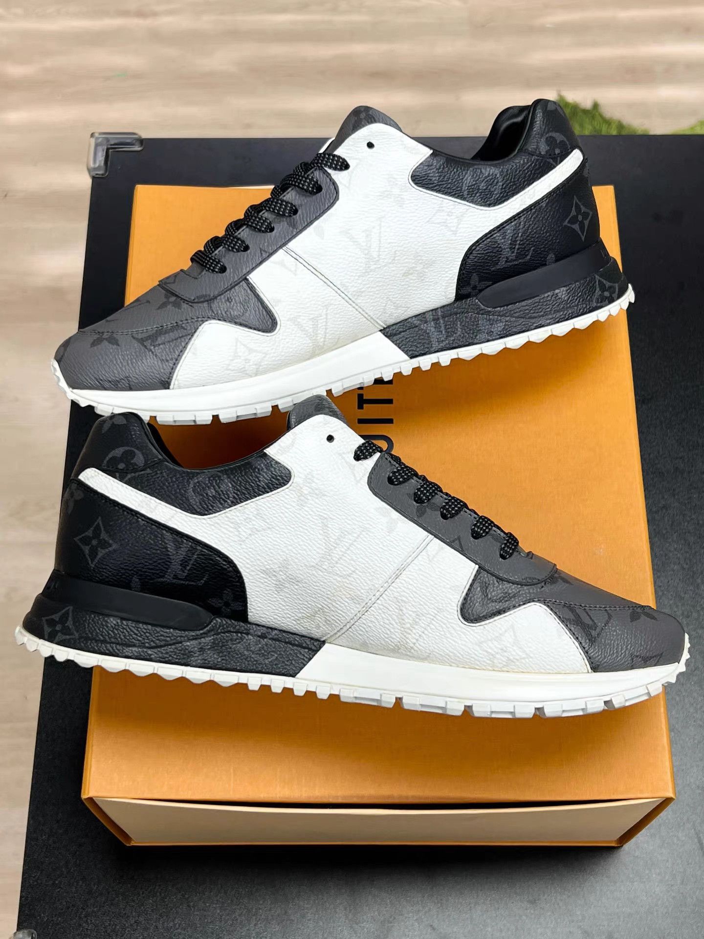 Louis Vuitton Black and White Lowtop Sneakers Size 9 Size US 9 / EU 42 - 6 Thumbnail