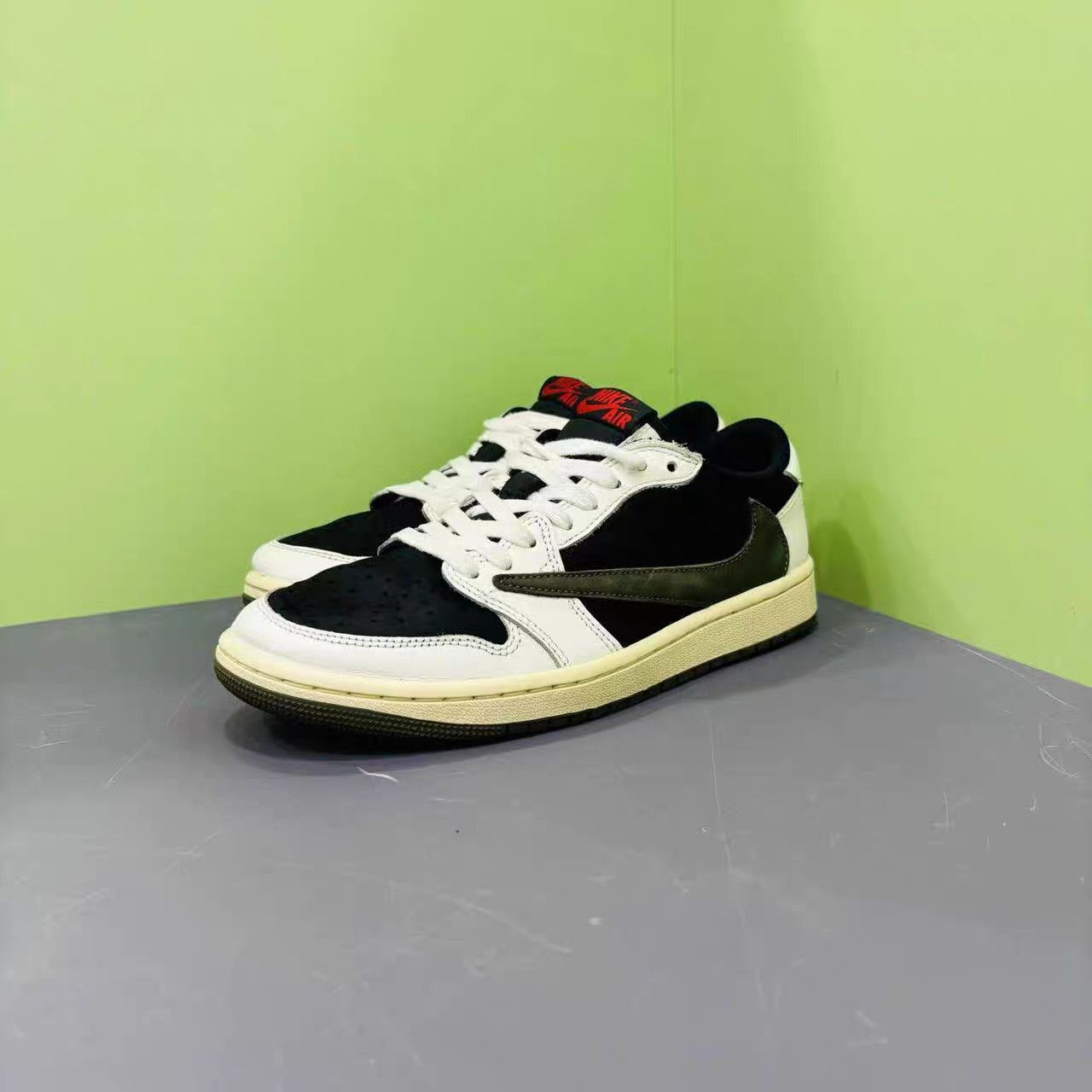 Jordan Brand Black Low-Top Sneakers Size 7 Size US 7 / EU 40 - 2 Thumbnail