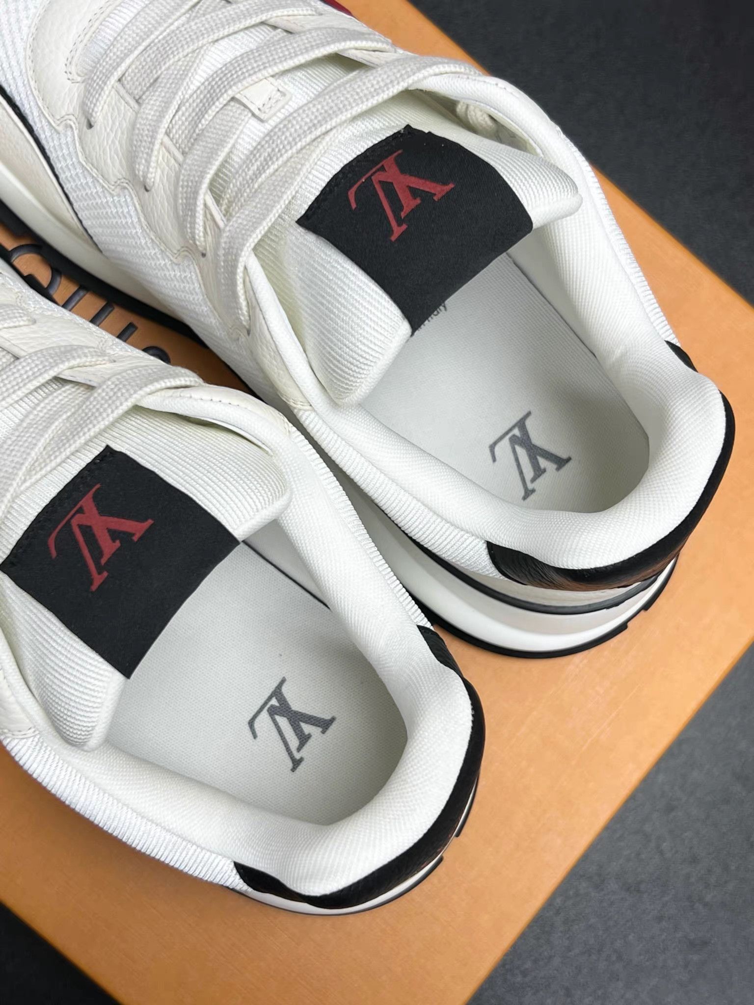Louis Vuitton White Low-Top Sneakers Size 10 Size US 10 / EU 43 - 4 Thumbnail