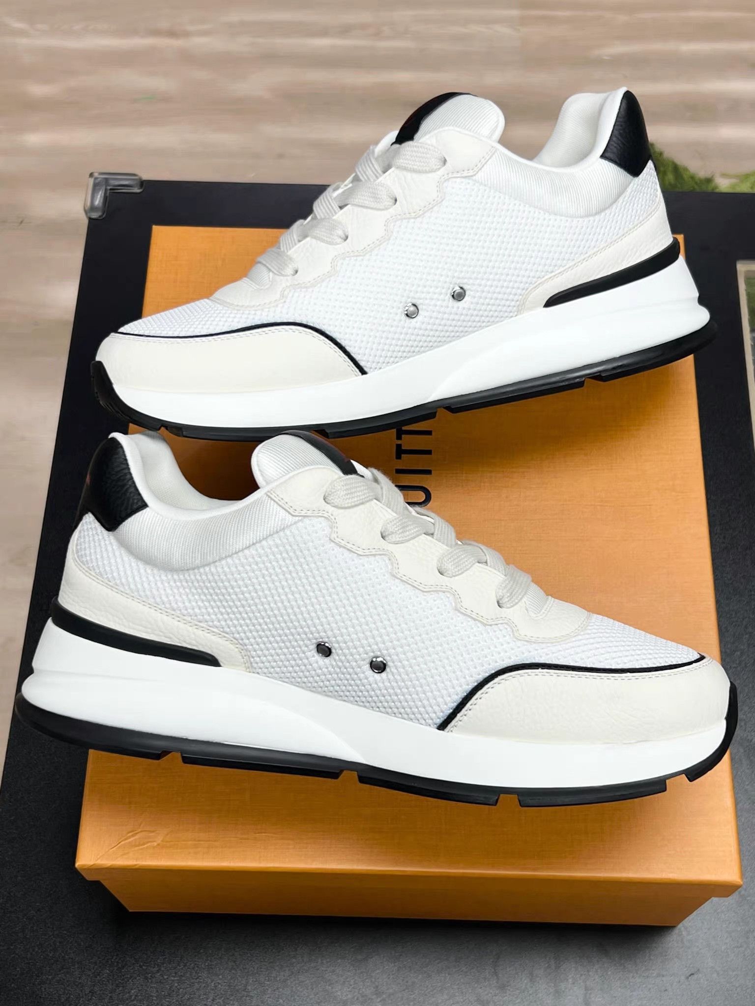 Louis Vuitton White Low-Top Sneakers Size 10 Size US 10 / EU 43 - 6 Thumbnail