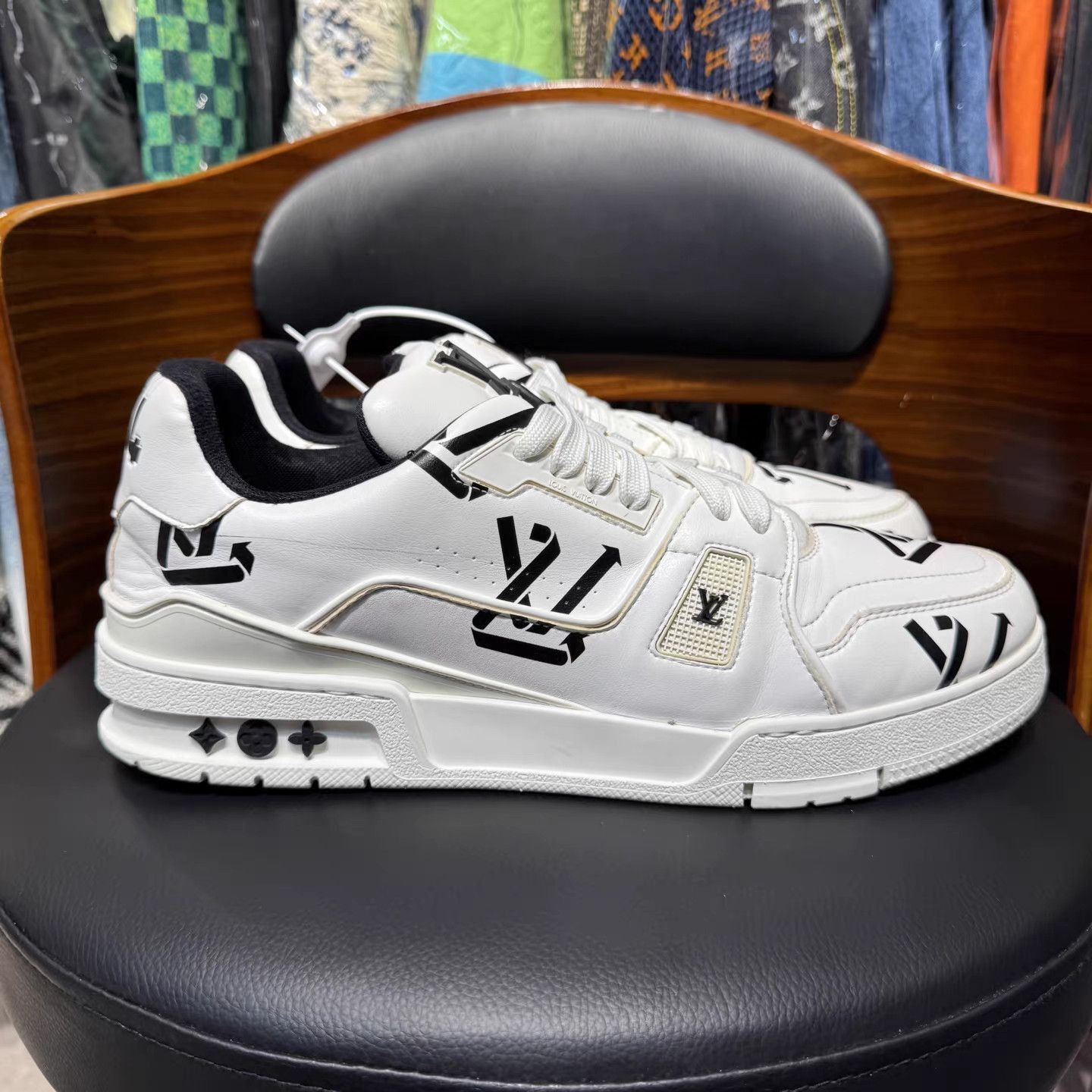 Louis Vuitton White Low-Top Sneakers with Black Pattern Size US 10 / EU 43 - 4 Thumbnail