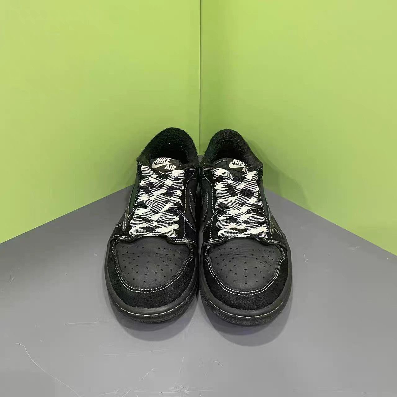 Jordan Brand Black Low-Top Sneakers Size 6 Size US 6 / EU 39 - 2 Thumbnail