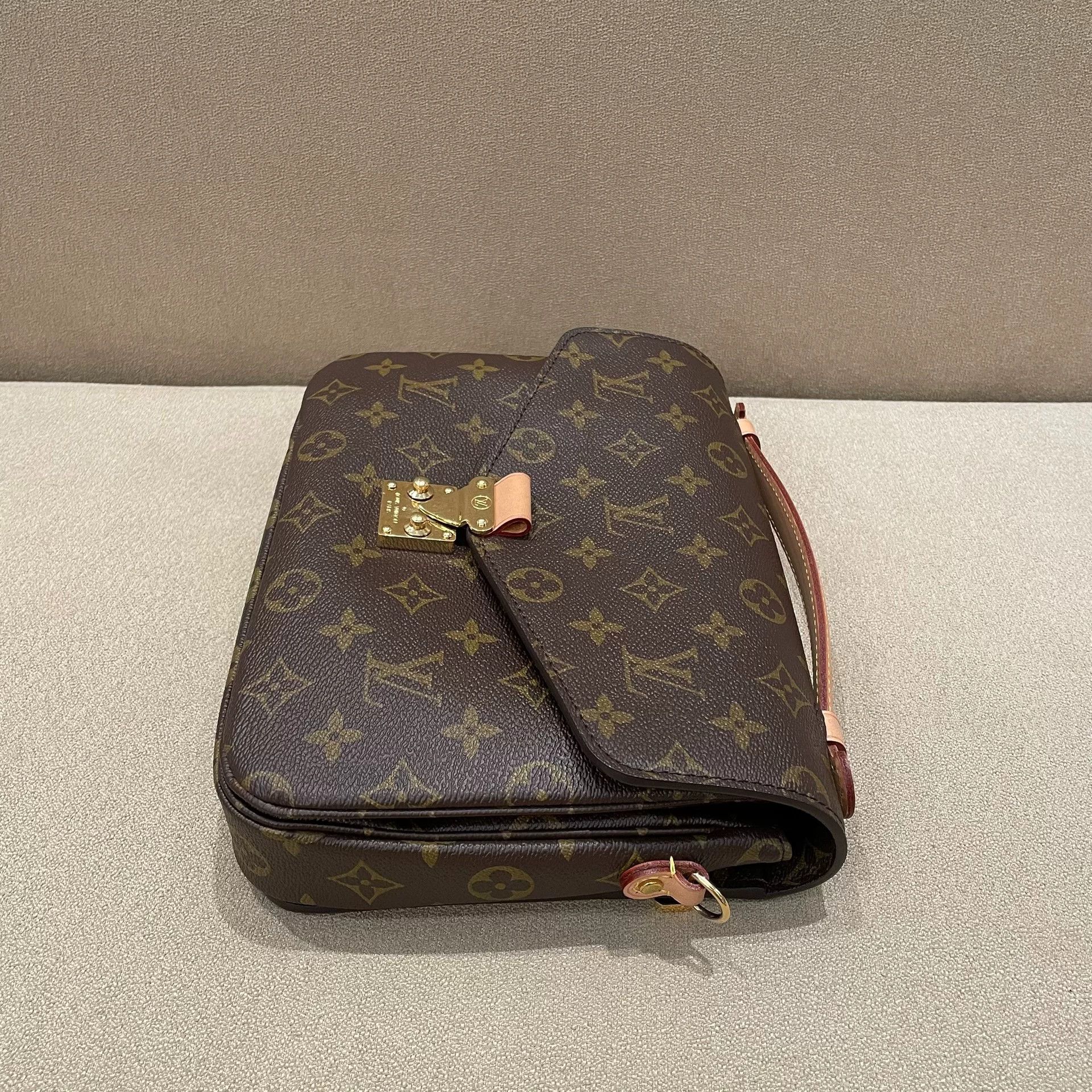 Louis Vuitton Pre-loved Bag Very good condition Size ONE SIZE - 4 Thumbnail