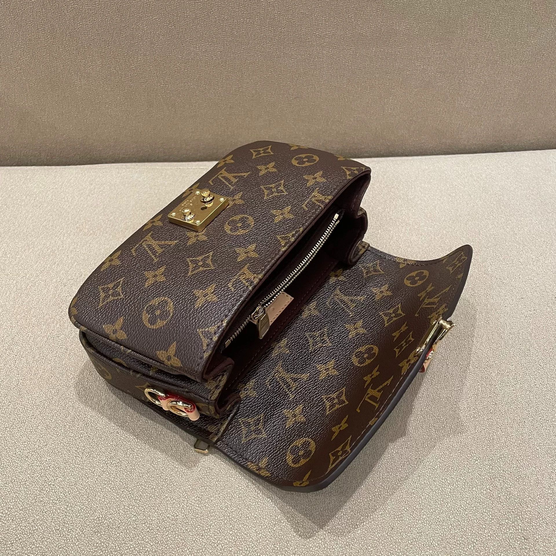 Louis Vuitton Pre-loved Bag Brand new condition Size ONE SIZE - 8 Thumbnail