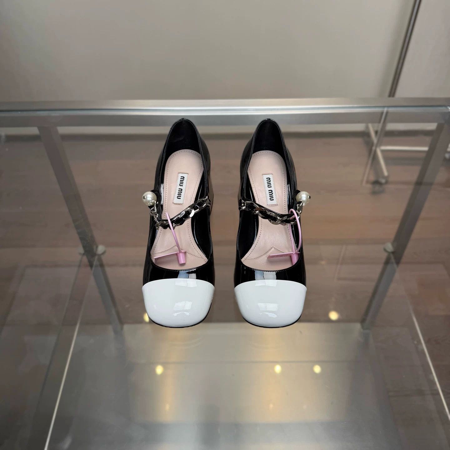 Miu Miu Miu Miu Black White Patent Pearl Mary Jane Heels Size US 5 / IT 35 - 2 Thumbnail