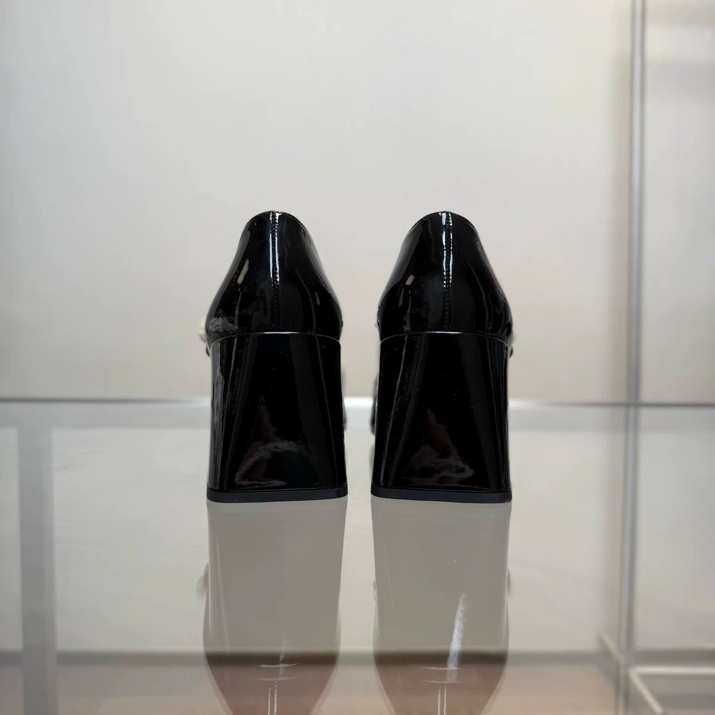 Miu Miu Miu Miu Black White Patent Pearl Mary Jane Heels Size US 5 / IT 35 - 4 Thumbnail