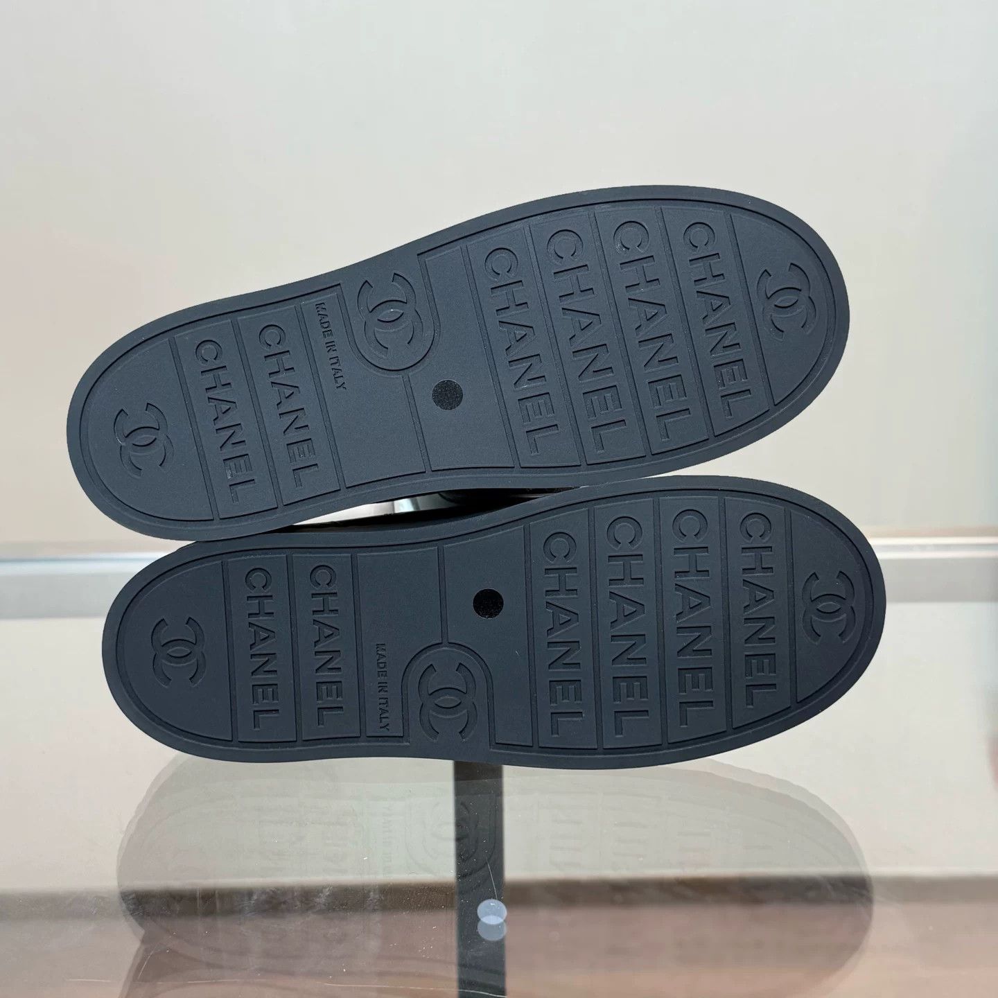 Chanel Chanel 25P Logo Print Sneakers Size US 6.5 / IT 36.5 - 7 Thumbnail
