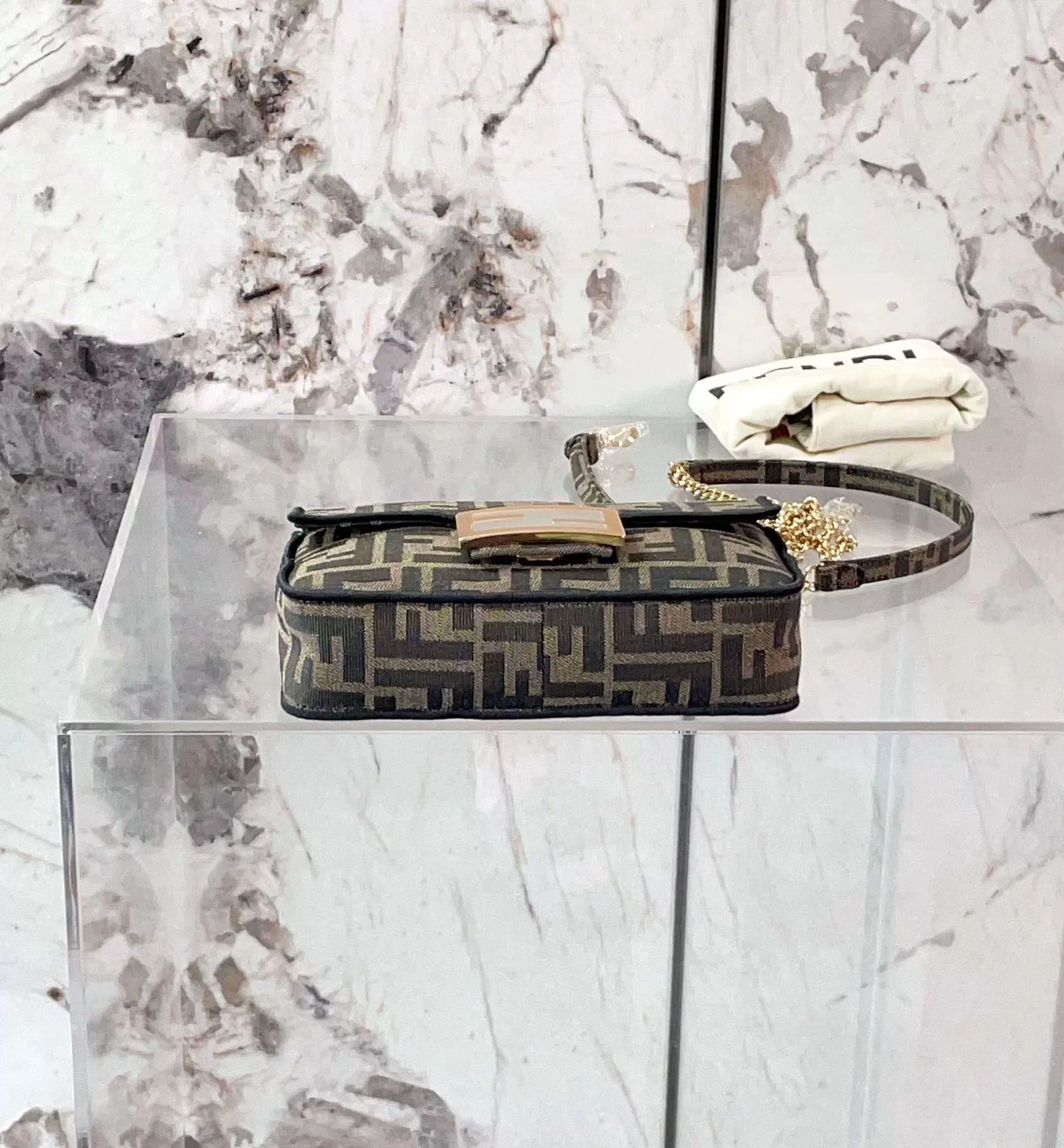 Fendi Pre-loved Bag Very good condition Size ONE SIZE - 4 Thumbnail