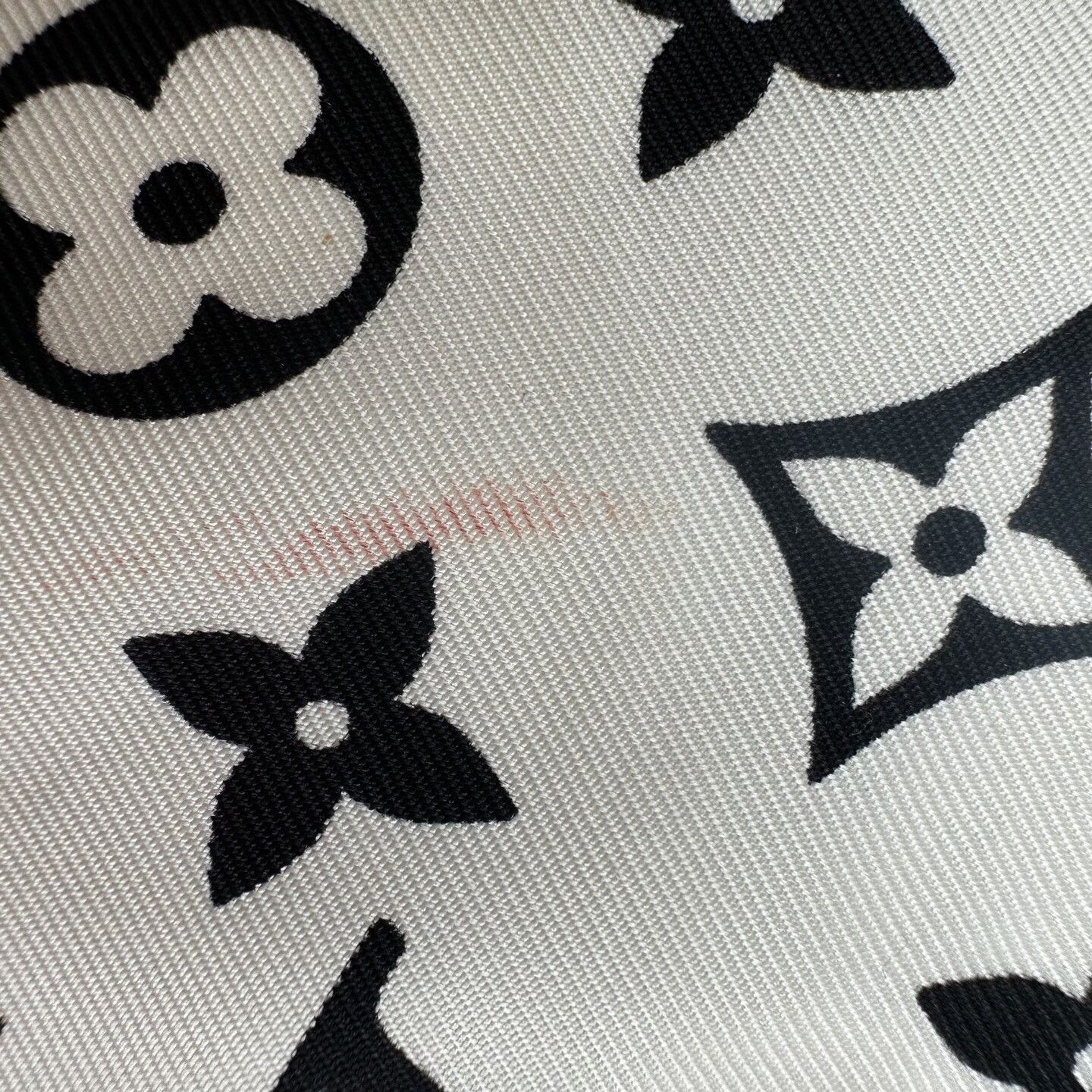 Louis Vuitton Louis Vuitton Monogram Silk Scarf Size ONE SIZE - 6 Thumbnail