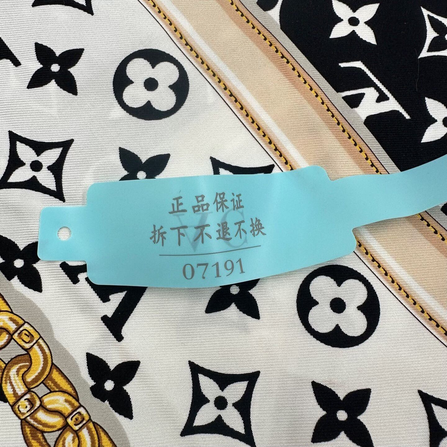 Louis Vuitton Louis Vuitton Monogram Silk Scarf Size ONE SIZE - 7 Thumbnail