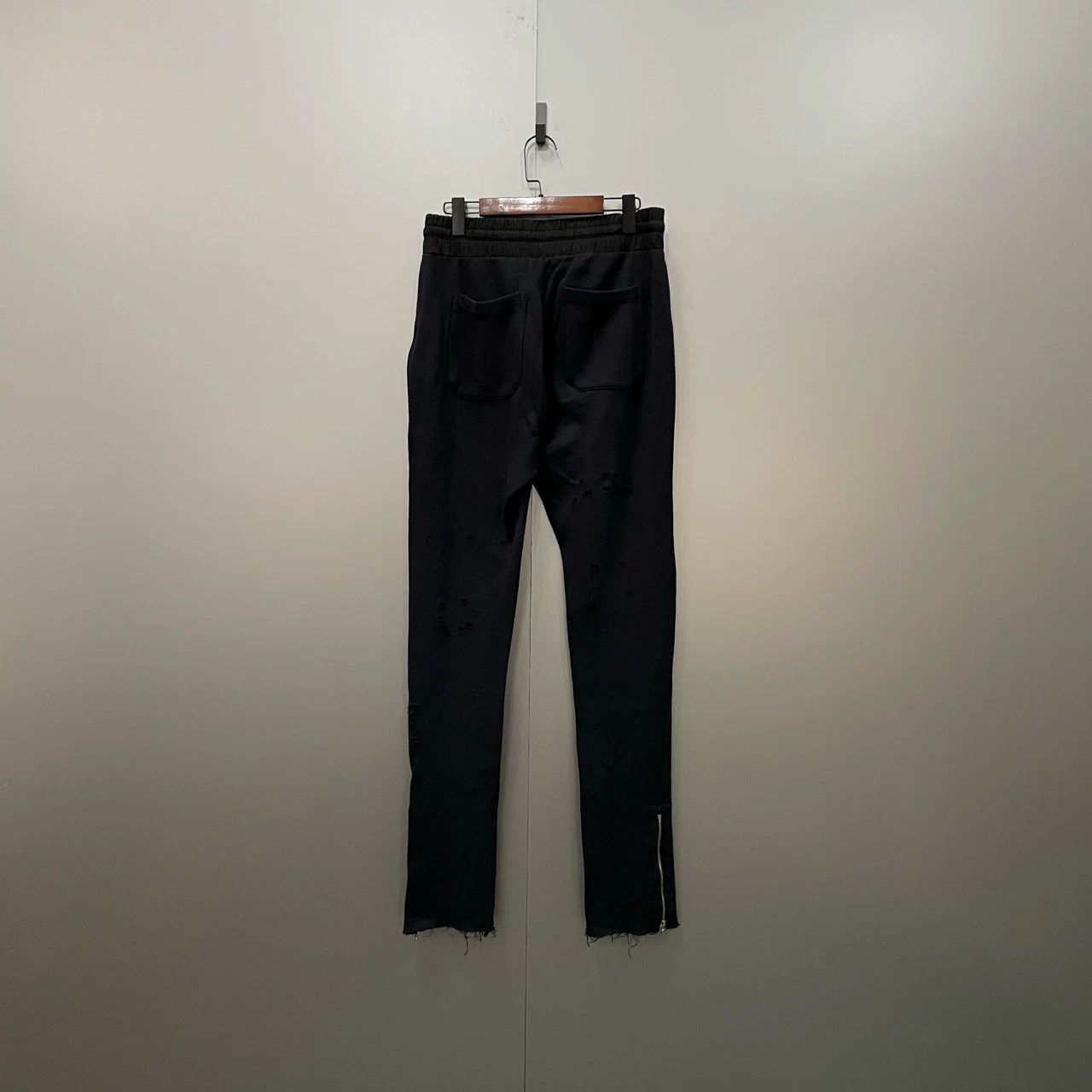 Amiri AMIRI Black Zipper Distressed Sweatpants Size US 32 / EU 48 - 2 Thumbnail