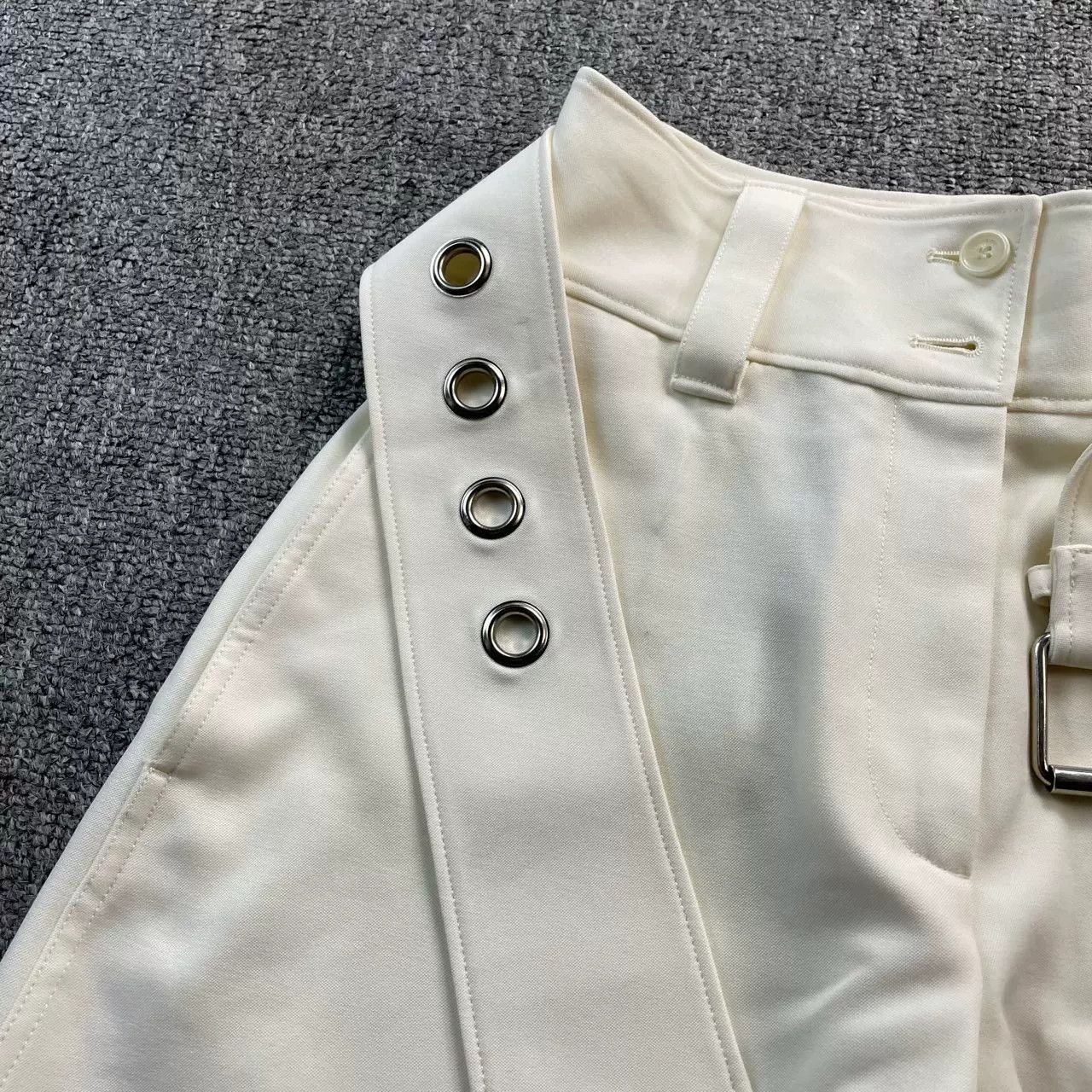 JW Anderson JW Anderson White Wide Belt Shorts Size 40" / US 18 - 3 Thumbnail