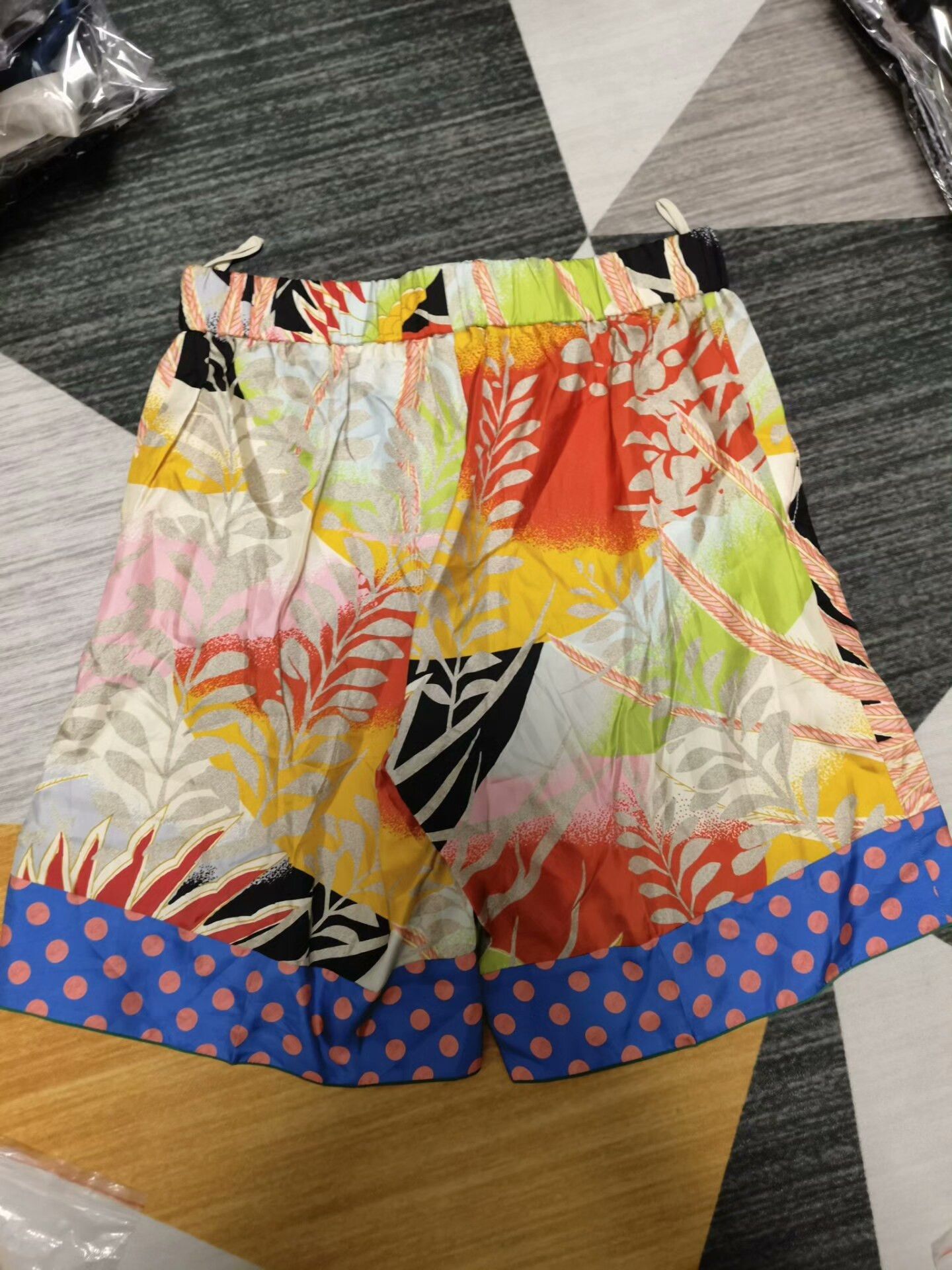 Gucci Gucci Women's Silk Shorts Size 40" / US 18 - 2 Thumbnail