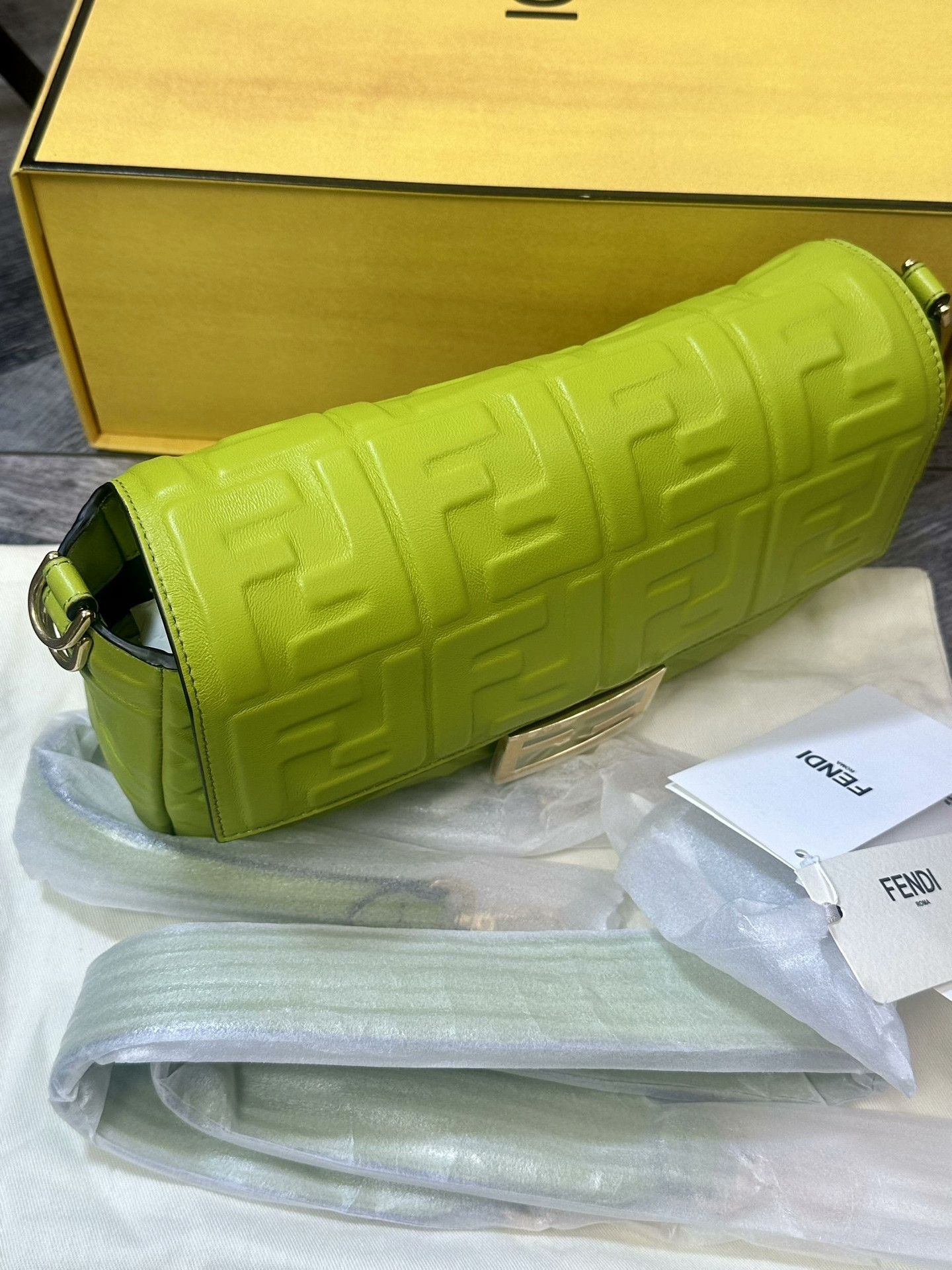 Fendi Fendi Medium Baguette Embossed FF Green Size ONE SIZE - 3 Thumbnail