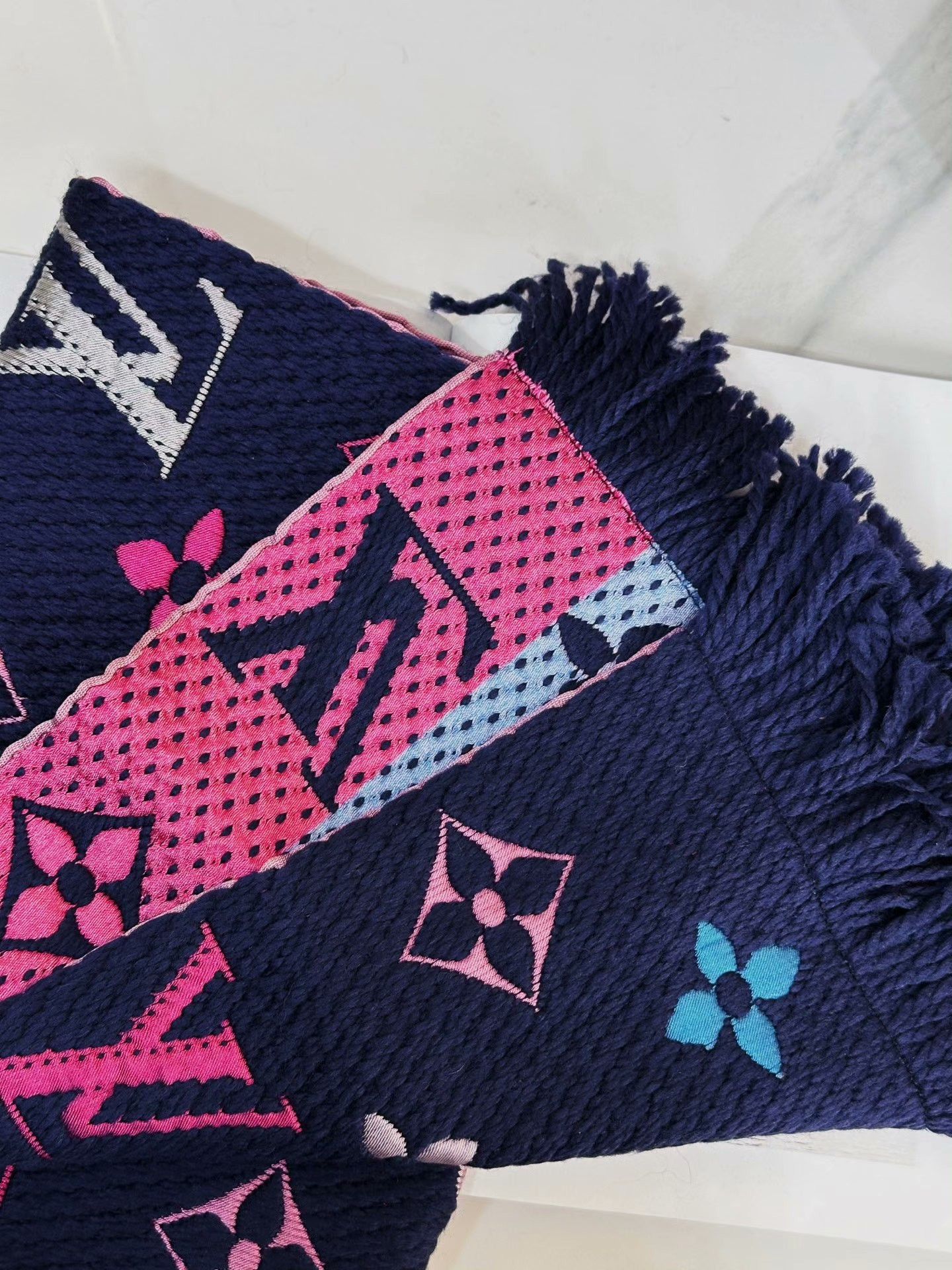 Louis Vuitton LV Logo Print Fringe Scarf Size ONE SIZE - 5 Thumbnail