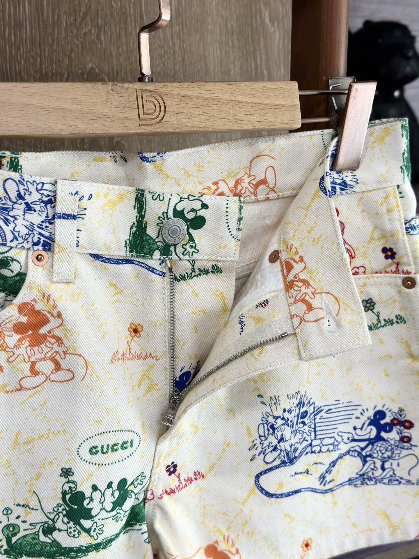 Gucci Gucci Mickey Print White Denim Shorts Size 25" / US 0 / IT 36 - 4 Thumbnail