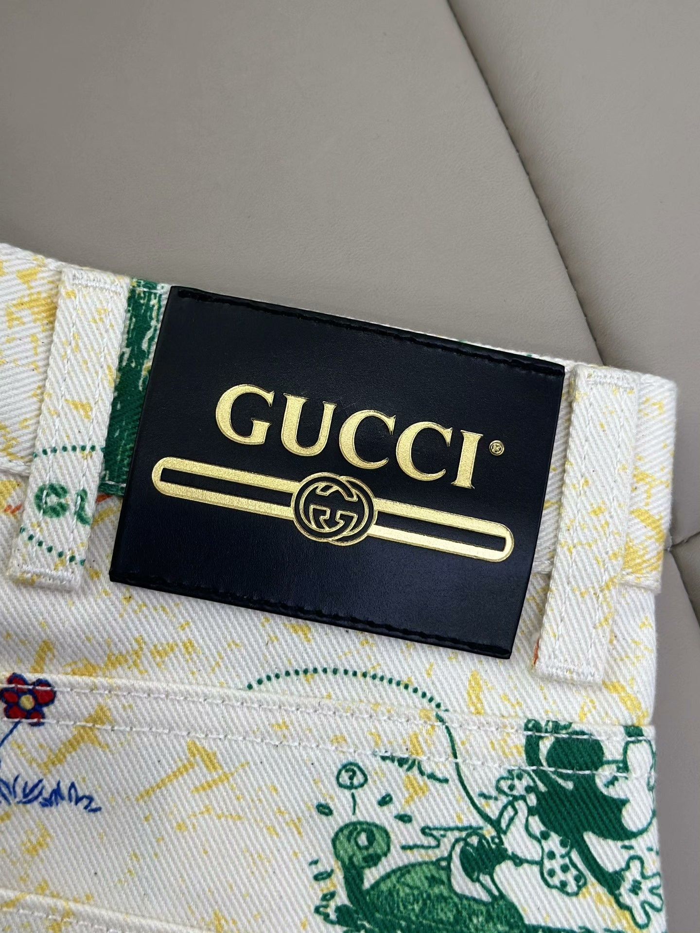 Gucci Gucci Mickey Print White Denim Shorts Size 25" / US 0 / IT 36 - 5 Thumbnail