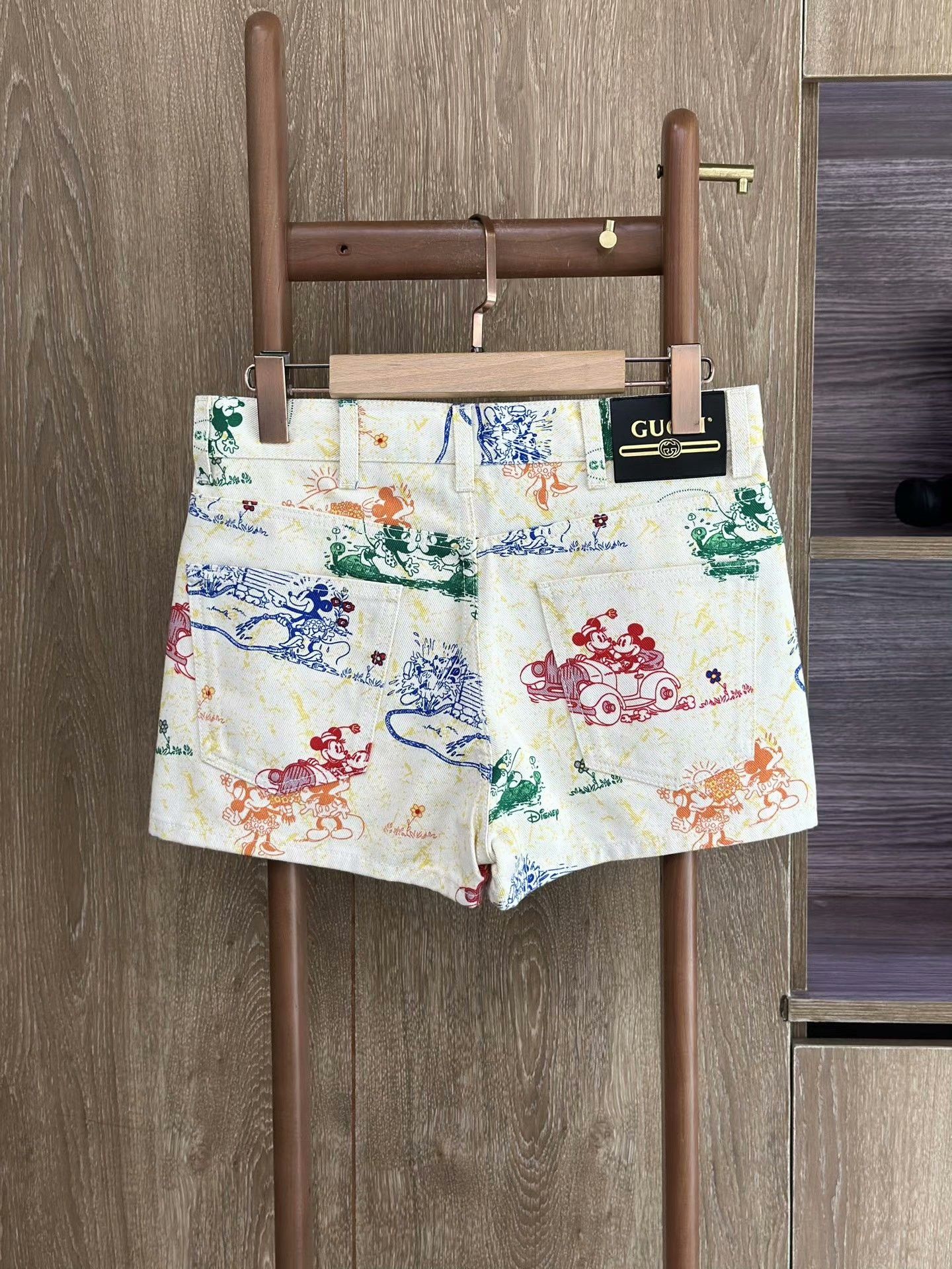 Gucci Gucci Mickey Print White Denim Shorts Size 25" / US 0 / IT 36 - 2 Thumbnail
