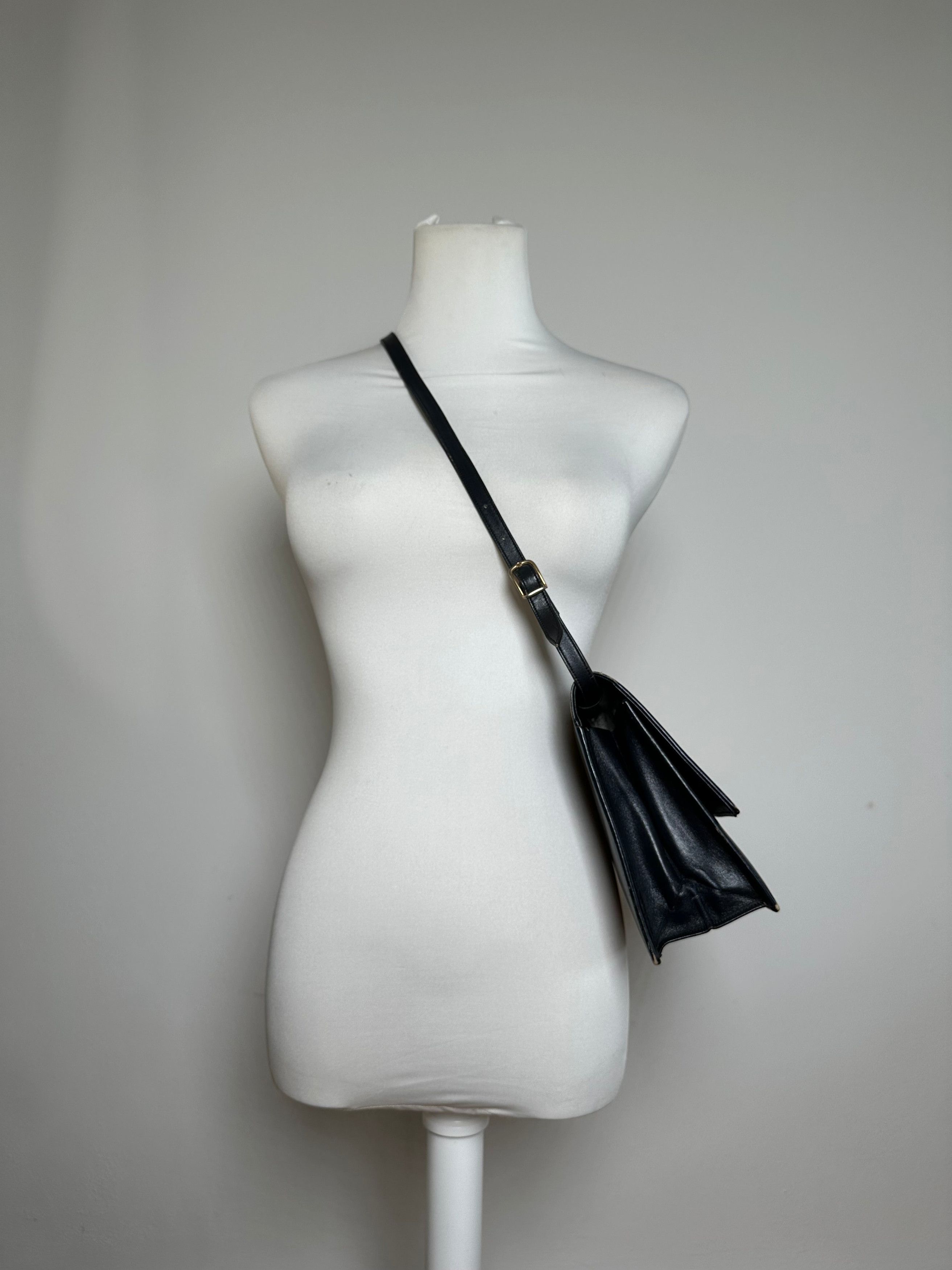 Givenchy Vintage Leather Shoulder Bag Navy Size ONE SIZE - 8 Thumbnail