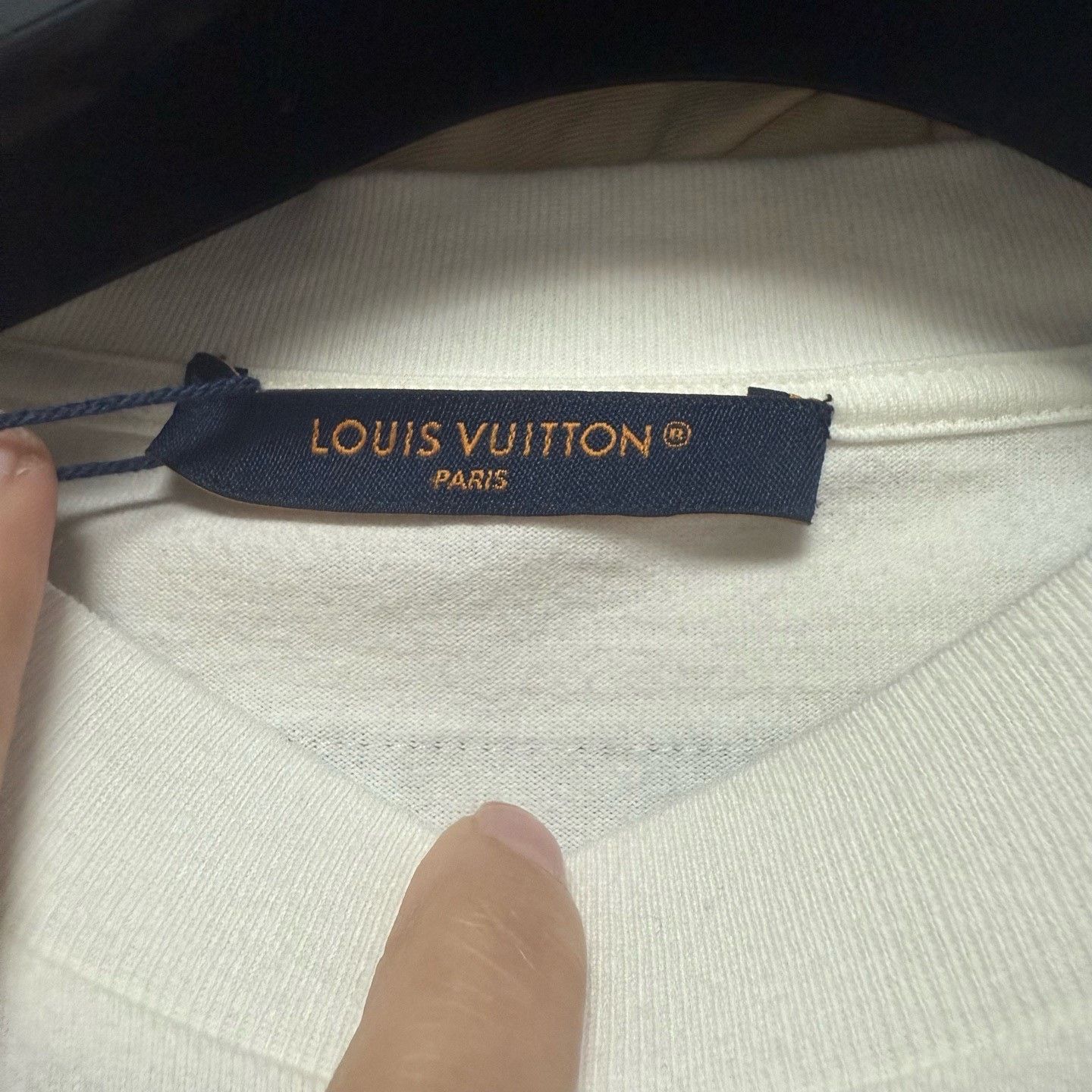 Louis Vuitton Louis Vuitton White Embossed Short-Sleeve M Size US M / EU 48-50 / 2 - 3 Thumbnail
