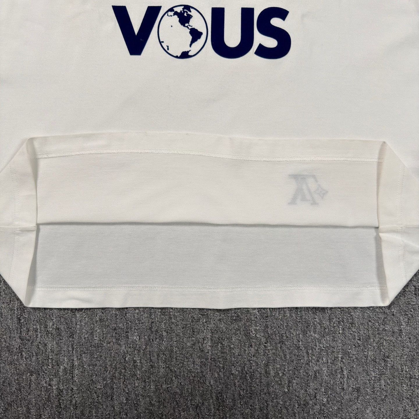 Louis Vuitton Louis Vuitton 25 Earth Flocked Logo White Tee Size US L / EU 52-54 / 3 - 7 Thumbnail