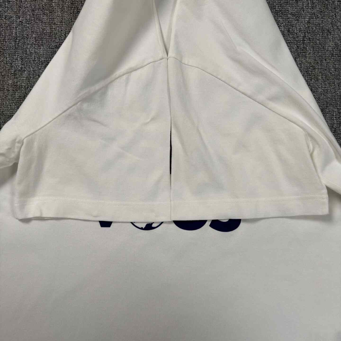 Louis Vuitton Louis Vuitton 25 Earth Flocked Logo White Tee Size US L / EU 52-54 / 3 - 6 Thumbnail