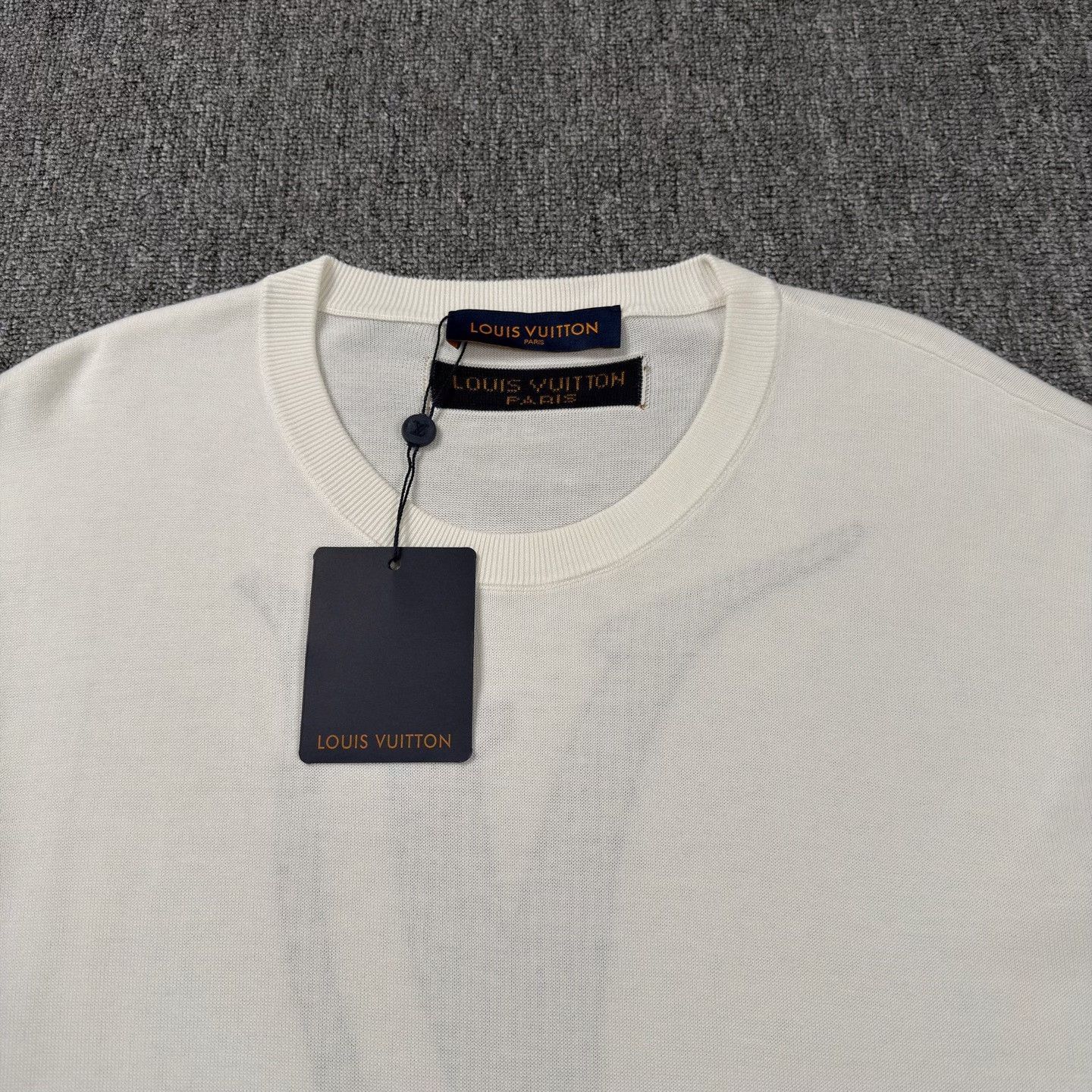 Louis Vuitton LV Curved Large Logo Beige Knit Tee Size US XL / EU 56 / 4 - 3 Thumbnail