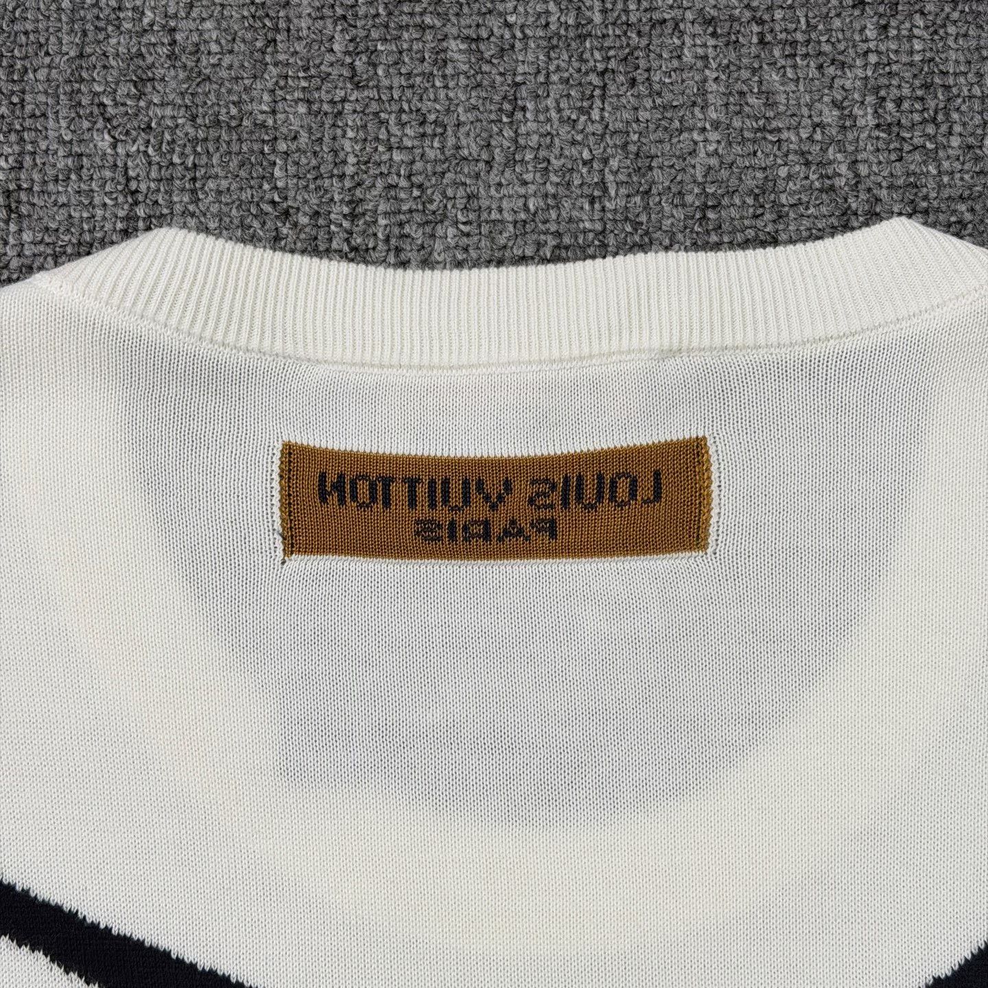 Louis Vuitton LV Curved Large Logo Beige Knit Tee Size US XL / EU 56 / 4 - 8 Thumbnail
