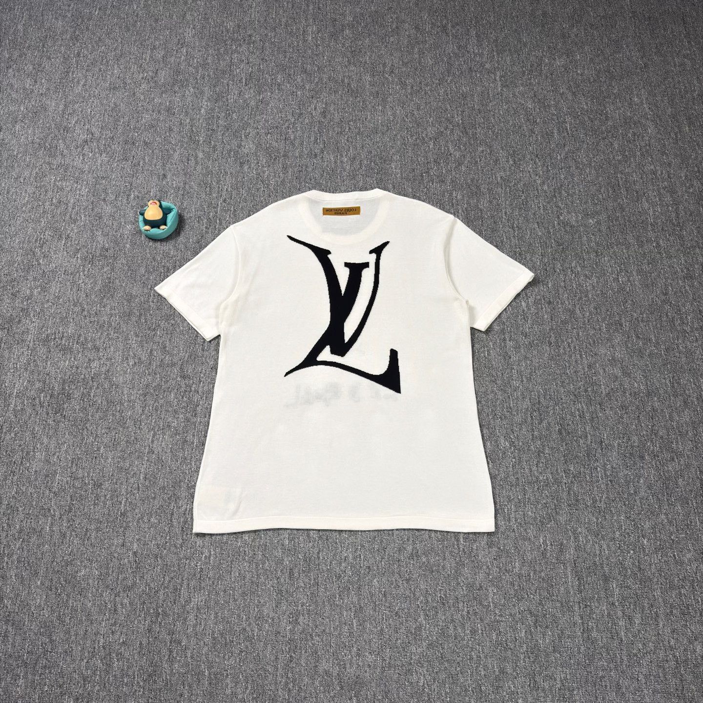 Louis Vuitton LV Curved Large Logo Beige Knit Tee Size US XL / EU 56 / 4 - 2 Thumbnail