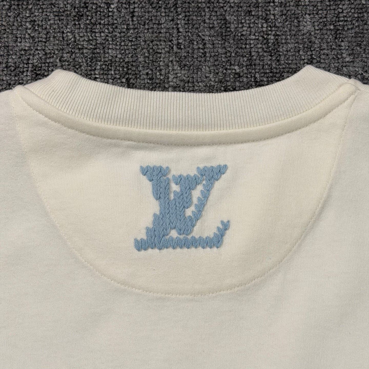 Louis Vuitton LV Blue Logo Embroidered White Short Sleeve Size US S / EU 44-46 / 1 - 8 Thumbnail