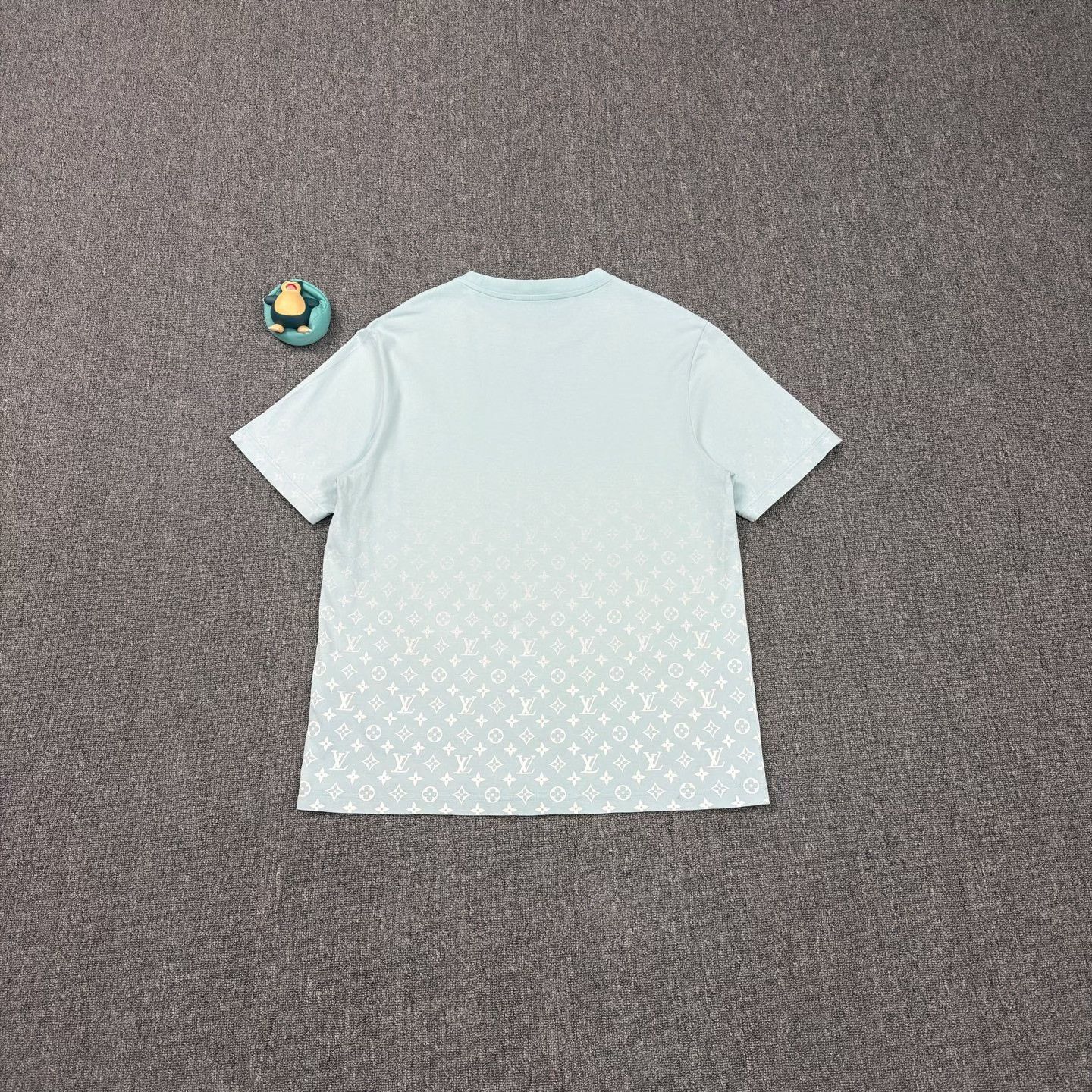 Louis Vuitton LV Gradient All-Over Print Sky Blue Tee Size US XXL / EU 58 / 5 - 2 Thumbnail