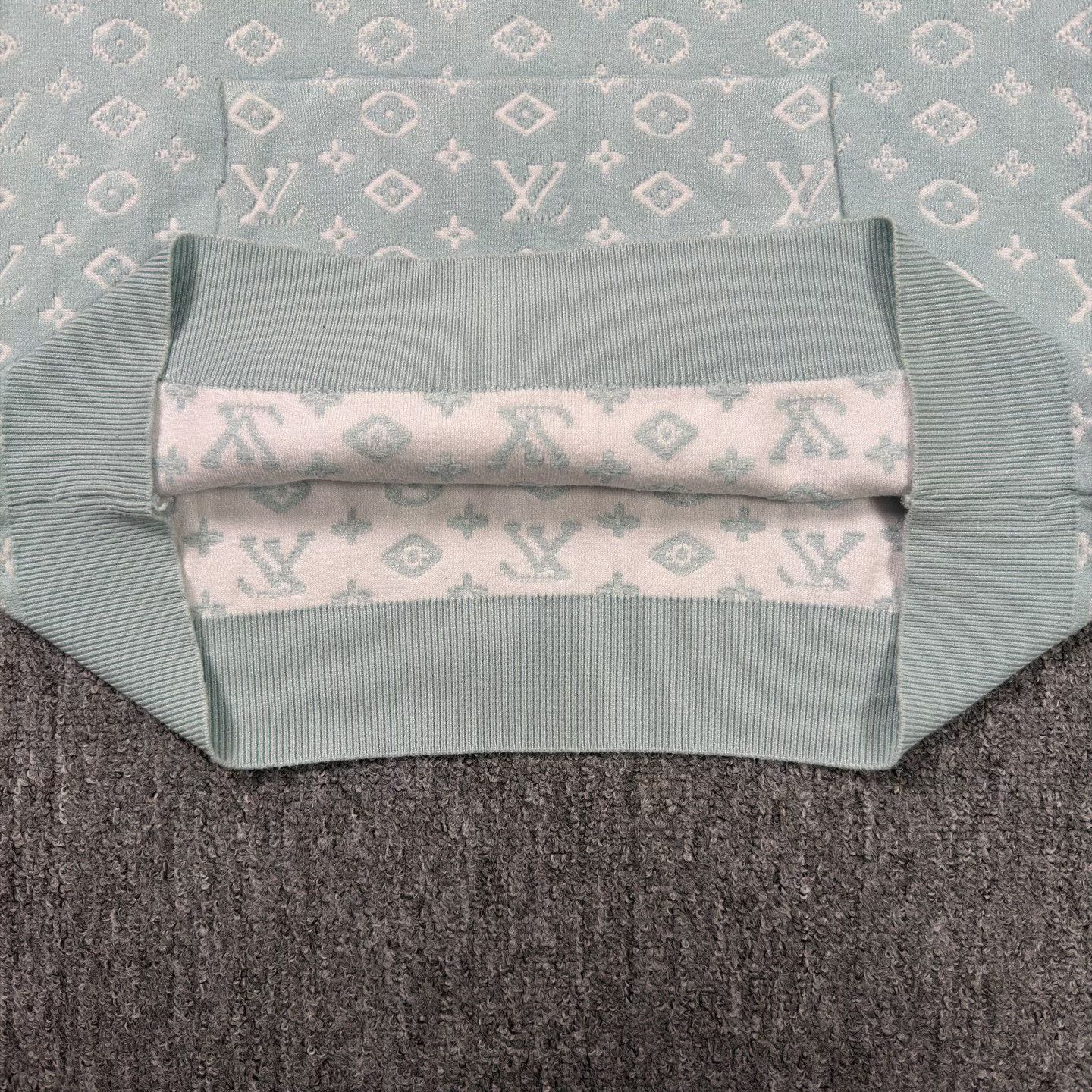 Louis Vuitton LV Fall Blue Gradient Printed Hoodie Size US M / EU 48-50 / 2 - 7 Thumbnail