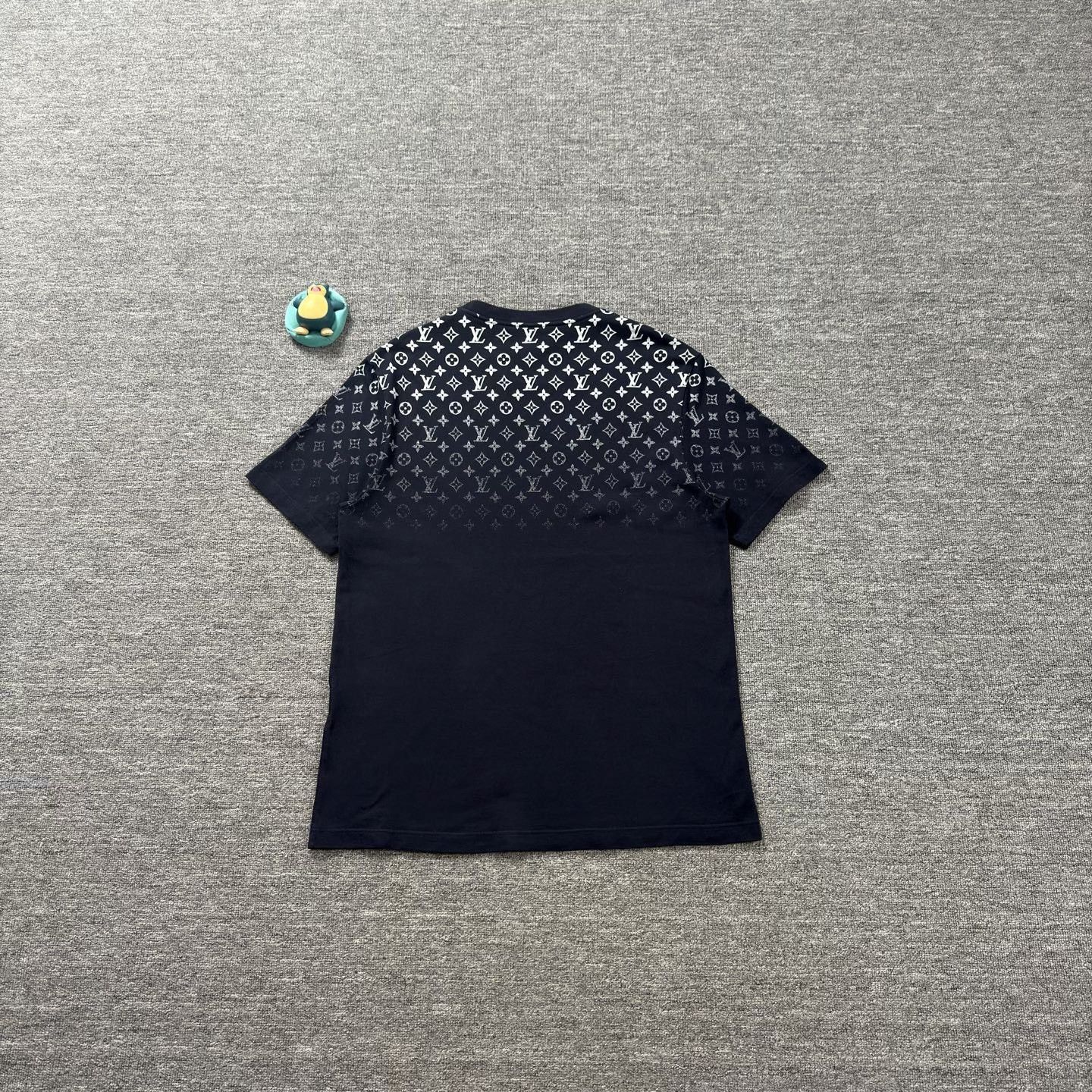 Louis Vuitton LV 2024 Navy Gradient Print Short-Sleeve Size US XL / EU 56 / 4 - 2 Thumbnail