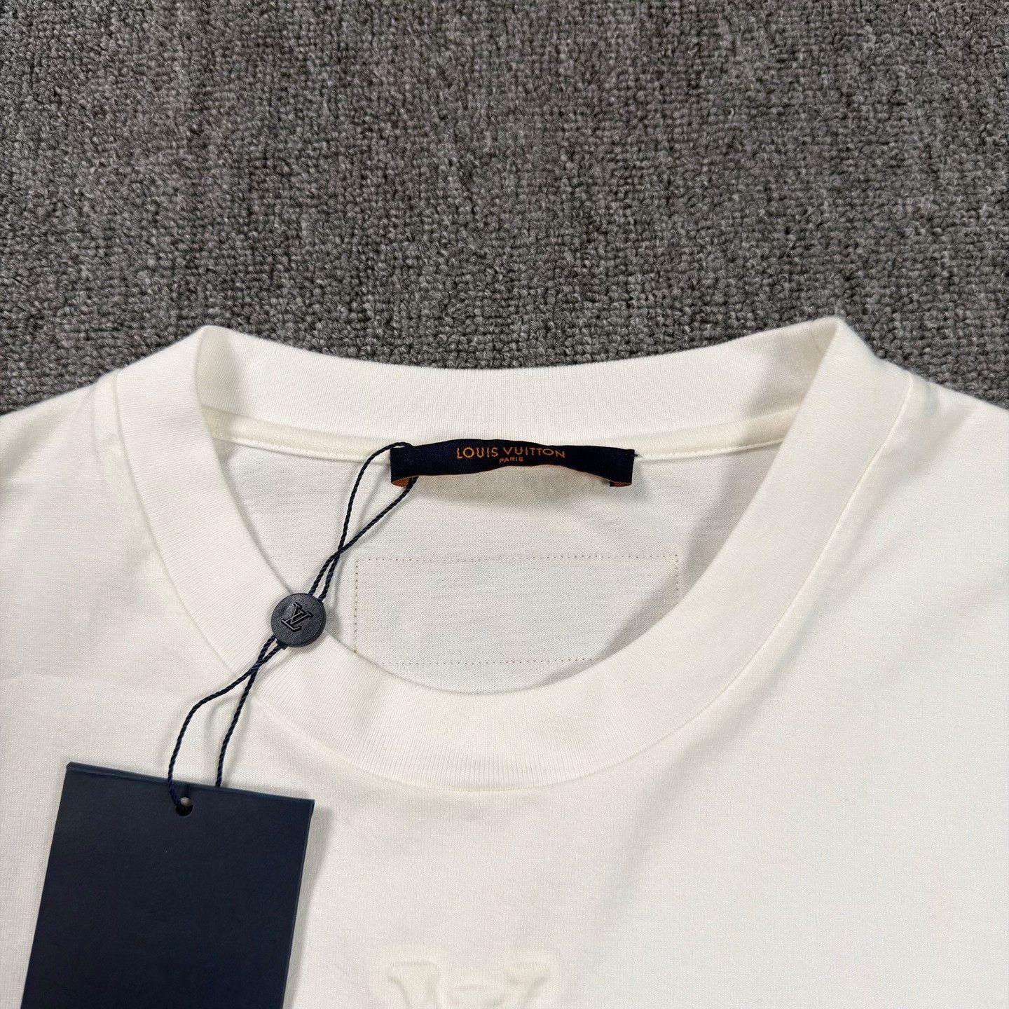 Louis Vuitton LV Embossed Logo White T-Shirt Size US XL / EU 56 / 4 - 3 Thumbnail