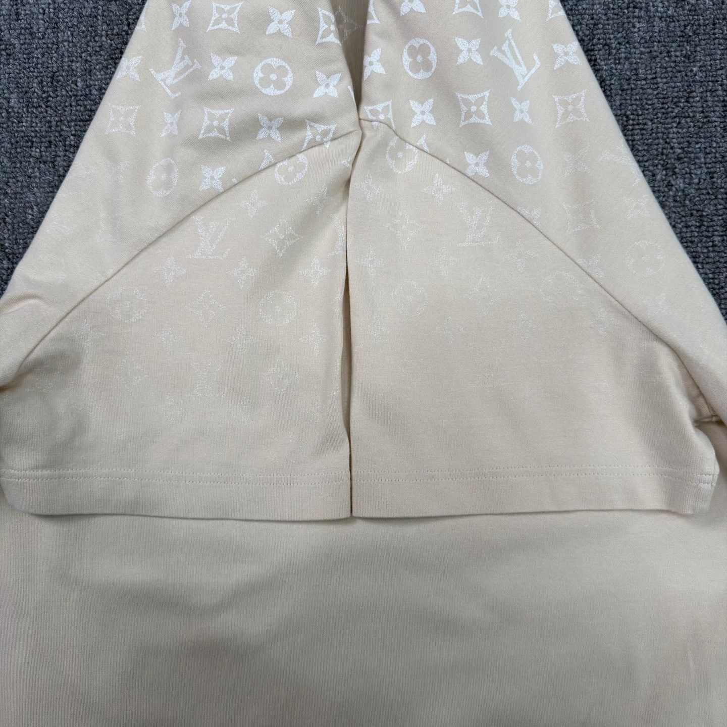 Louis Vuitton LV 25 Gradient Print Beige Short-Sleeve Size US M / EU 48-50 / 2 - 4 Thumbnail