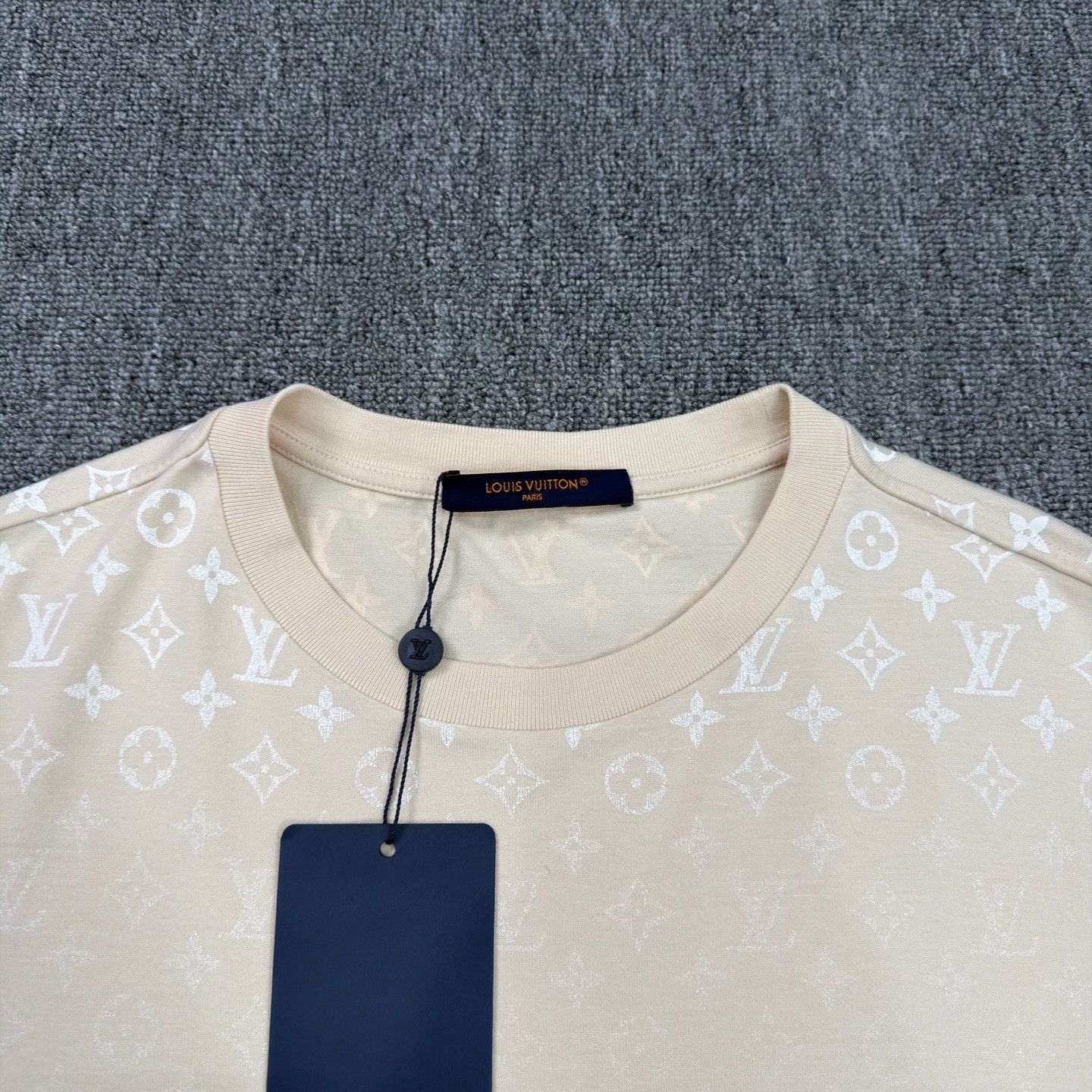 Louis Vuitton LV 25 Gradient Print Beige Short-Sleeve Size US M / EU 48-50 / 2 - 3 Thumbnail
