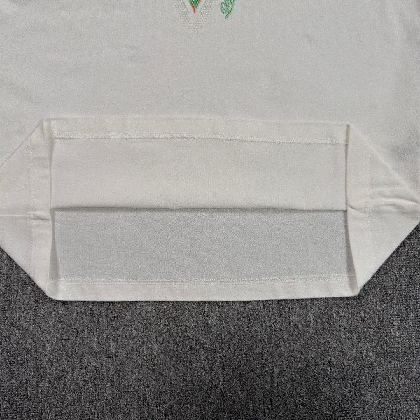 Louis Vuitton LV 2025 Triple Flower Beaded Logo White Tee Size US M / EU 48-50 / 2 - 5 Thumbnail