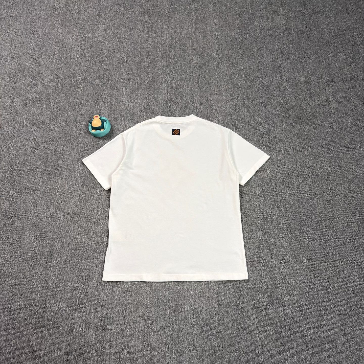 Louis Vuitton LV 2025 Triple Flower Beaded Logo White Tee Size US M / EU 48-50 / 2 - 2 Thumbnail