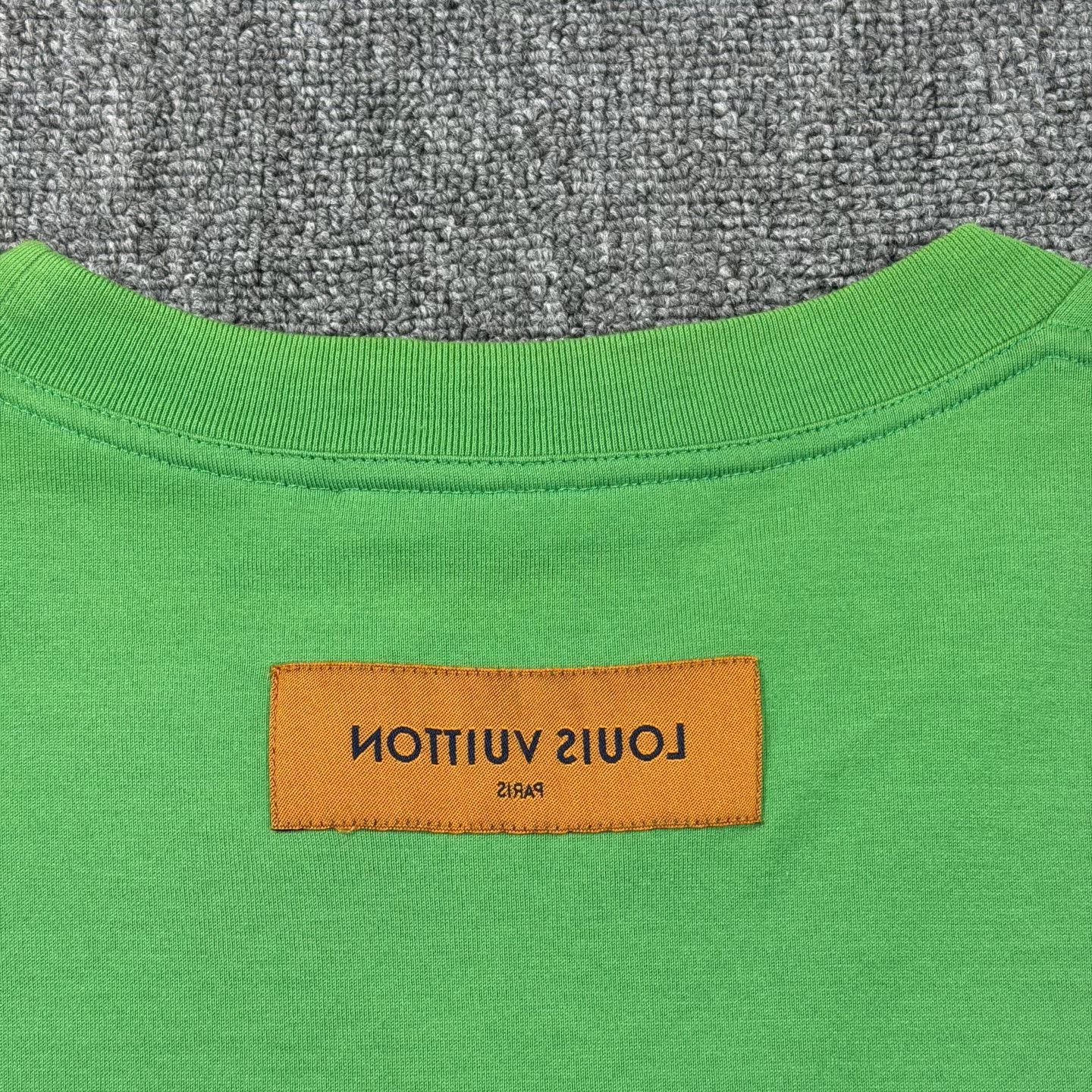 Louis Vuitton LV Embossed Logo Green Short-Sleeve Size US L / EU 52-54 / 3 - 8 Thumbnail