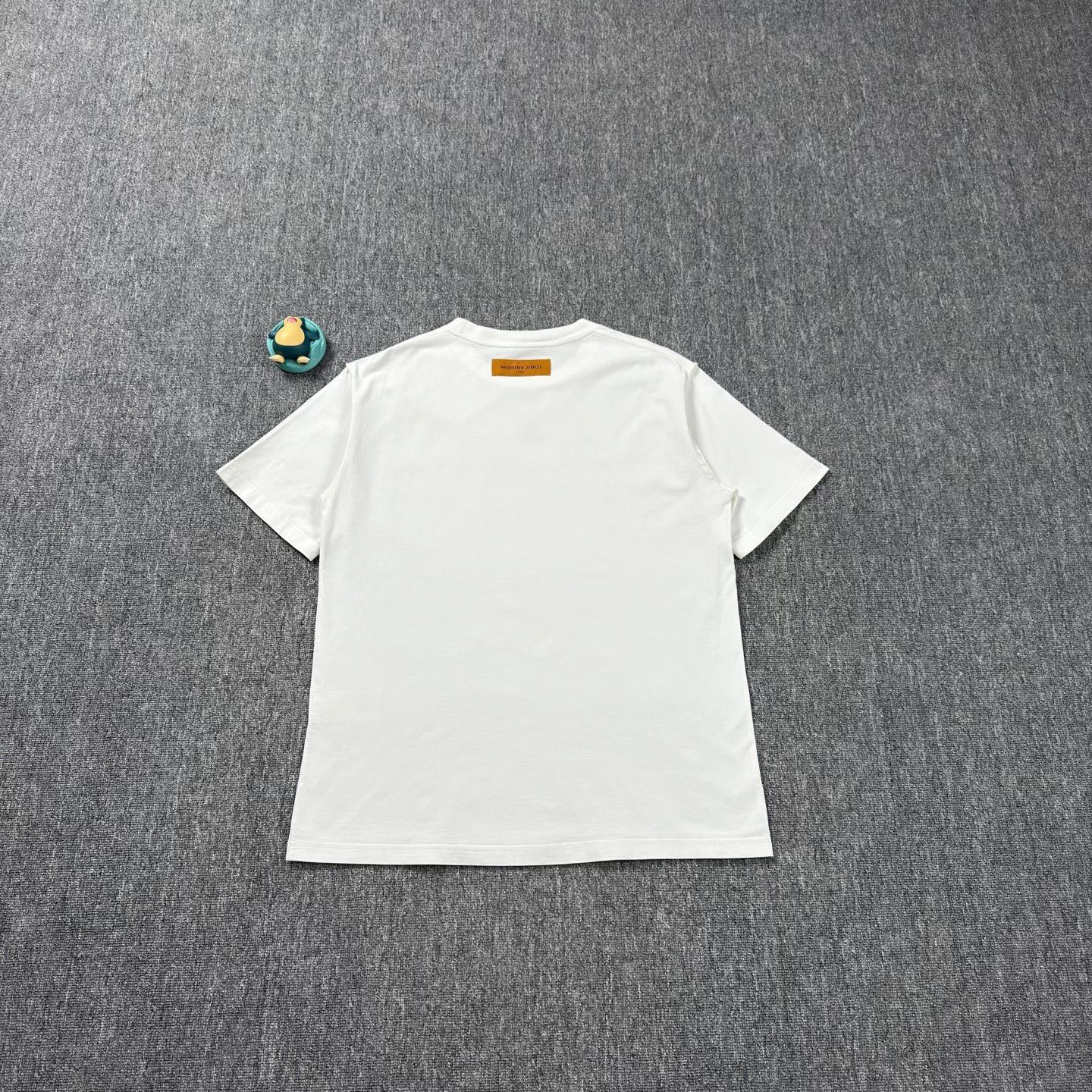 Louis Vuitton LV Embossed Logo White Short-Sleeve Size US XL / EU 56 / 4 - 2 Thumbnail