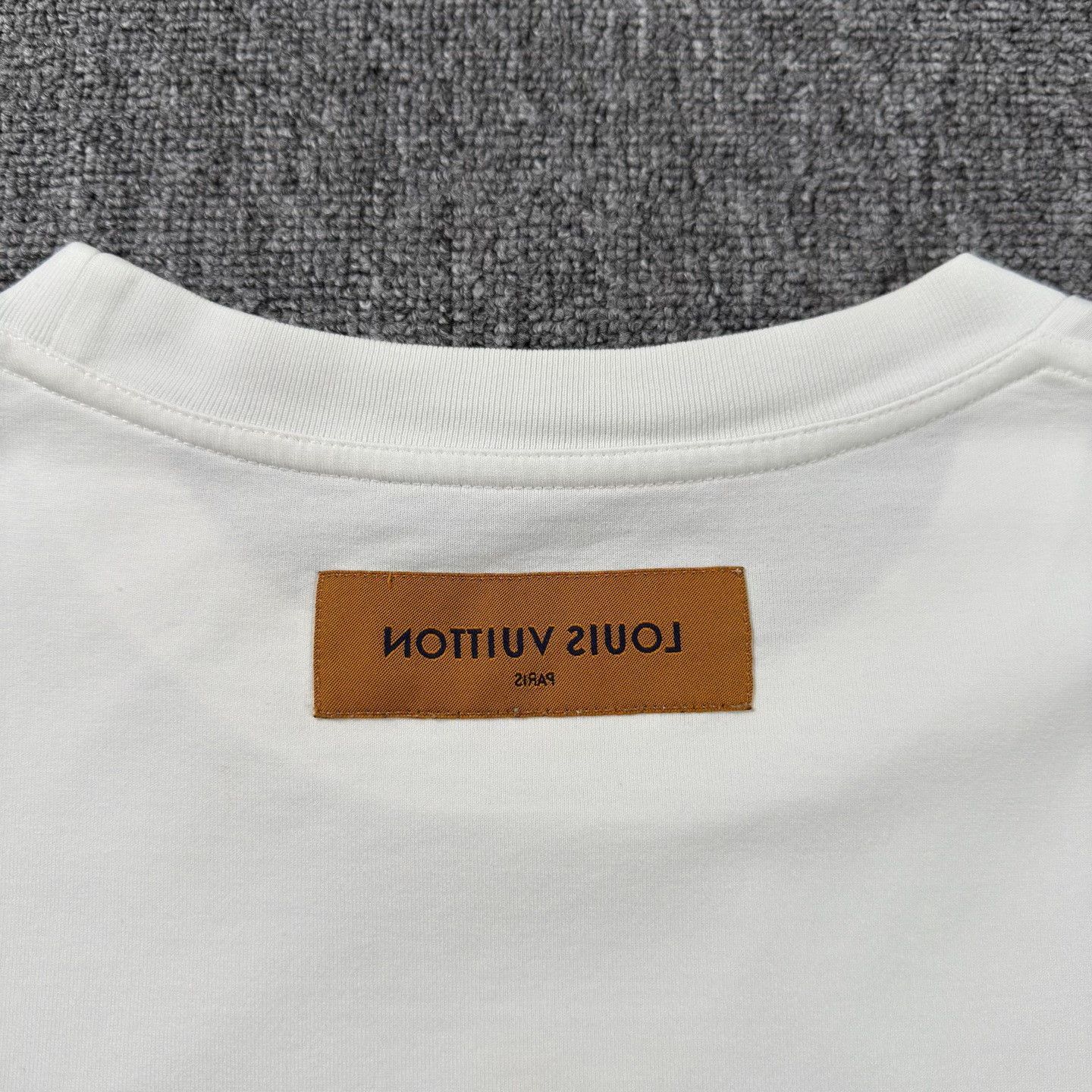 Louis Vuitton LV Embossed Logo White Short-Sleeve Size US XL / EU 56 / 4 - 8 Thumbnail